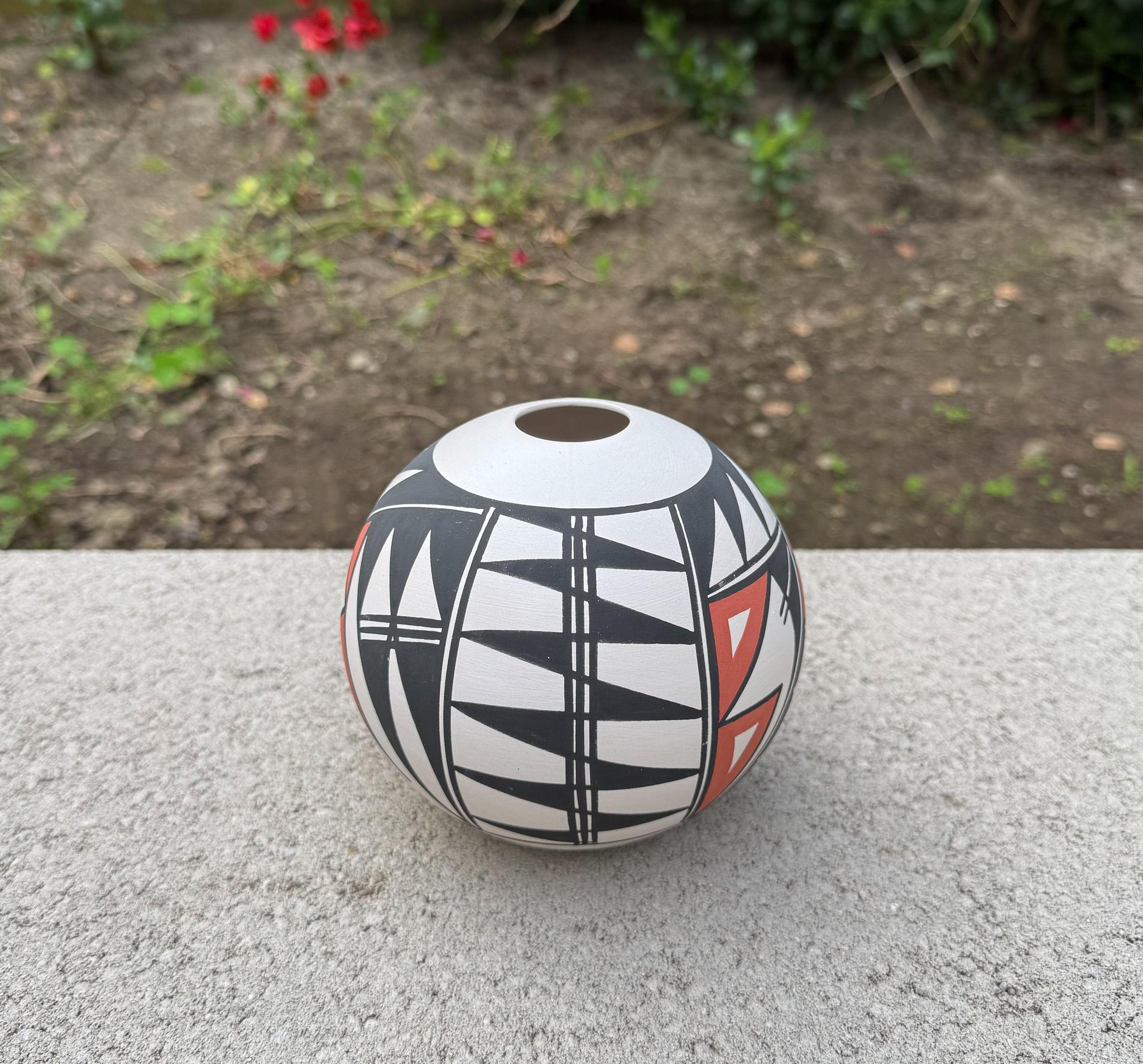 Nerissa Victorino Acoma Pottery Vase, New Mexico, 20th Century For Sale 2