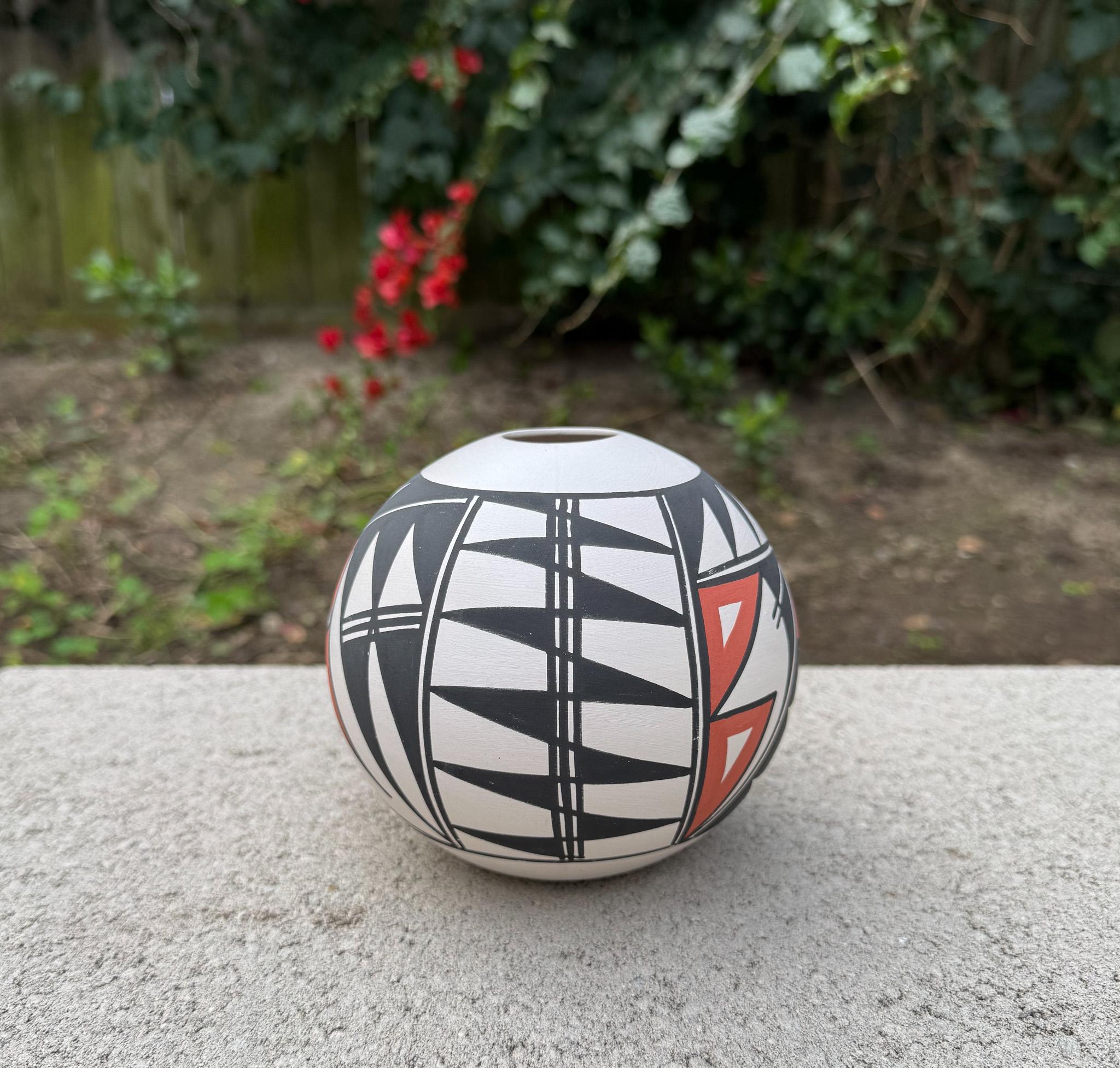 Nerissa Victorino Acoma Pottery Vase, New Mexico, 20th Century For Sale 3