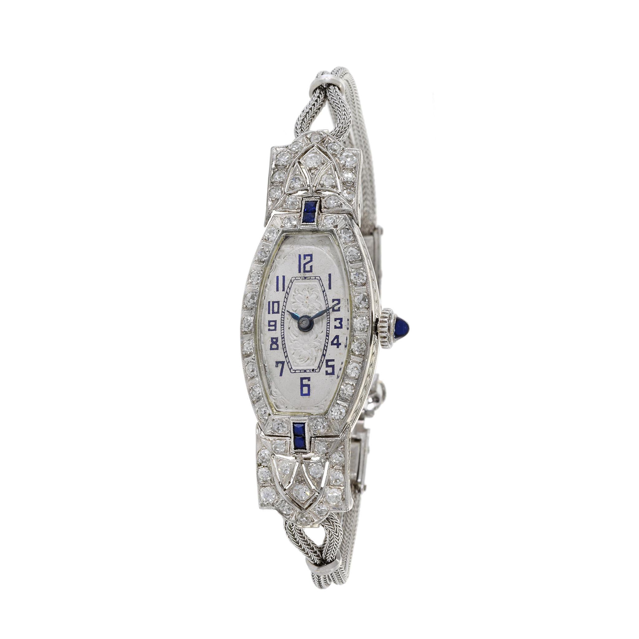 Dies ist eine elegante Cocktailuhr aus Platin aus den 1950er Jahren mit Diamanten und Saphiren. Die Uhr hat ein Gesamtgewicht der Diamanten von 1,50 TDW. Die Uhr wird von einem hochwertigen Schweizer Uhrwerk mit 17 Juwelen angetrieben. 

Das Gehäuse
