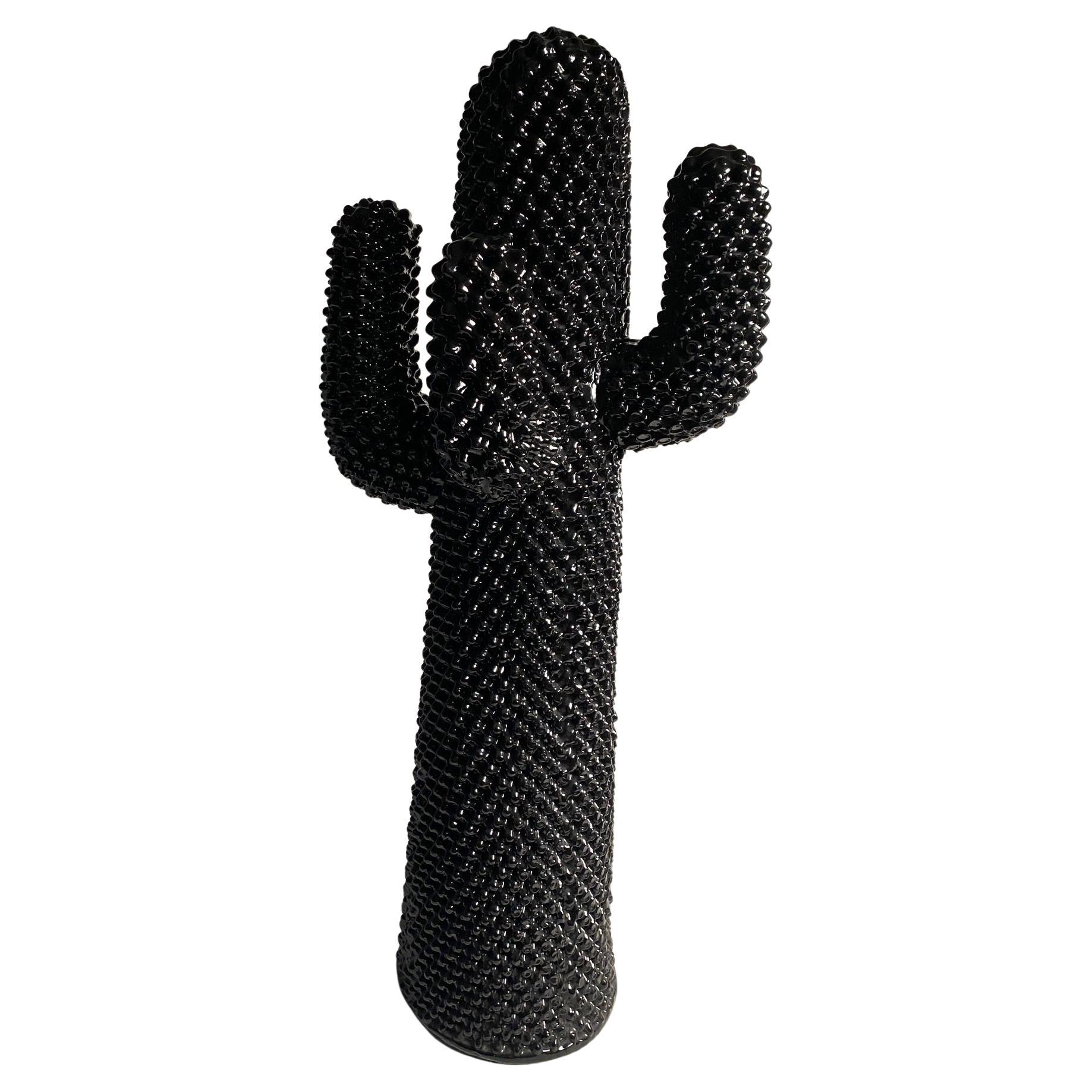 La colère du manteau Cactus est une icône du design, elle a été conçue par Guido Drocco et Franco Mello pour Gufram au début des années 70. Cette pièce emblématique est toujours produite à ce jour, avec une variation de couleurs et de style selon
