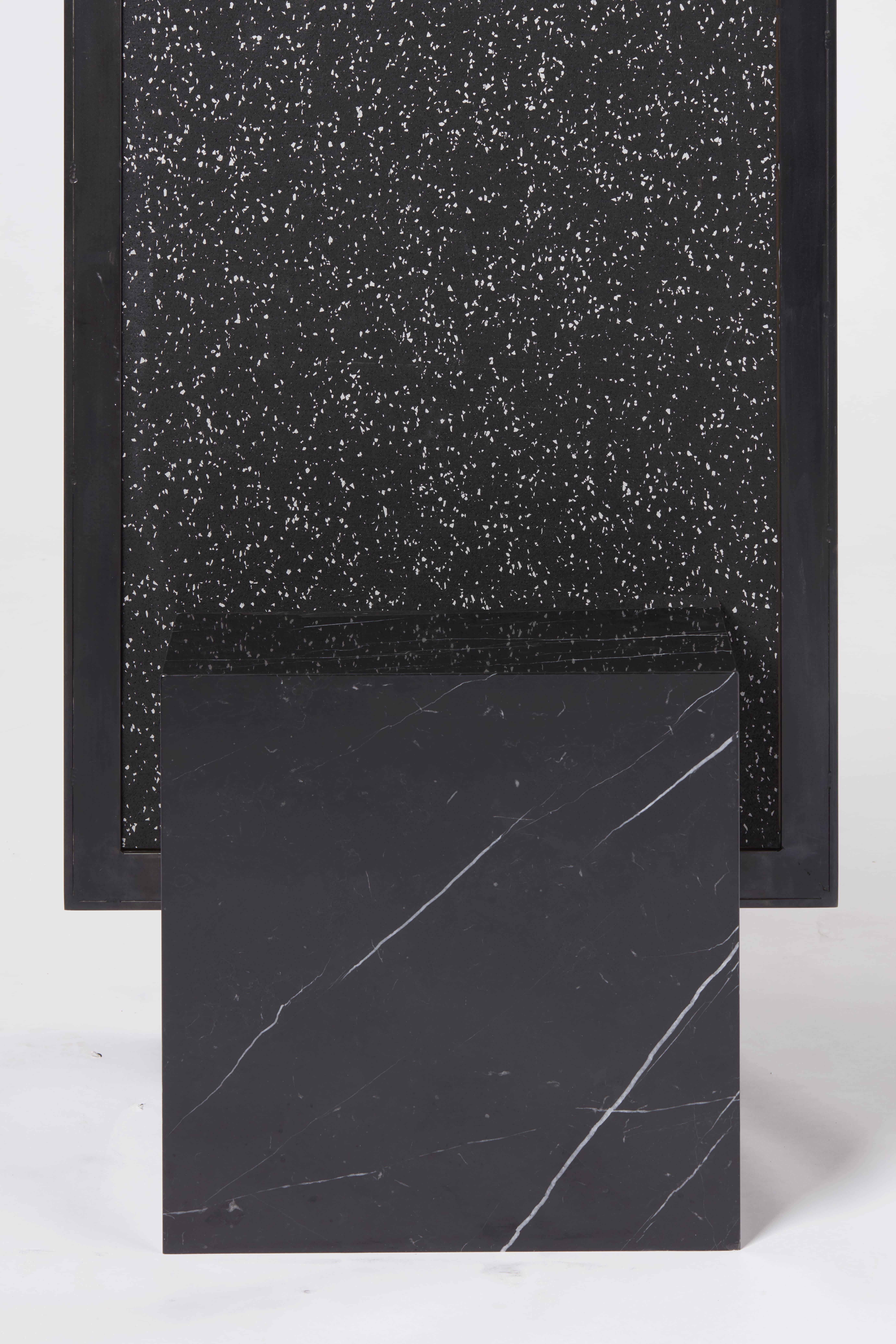 Nero Coexist Standing Mirror with Black Concrete Rubber CYL and Black Marble (Poliert) im Angebot