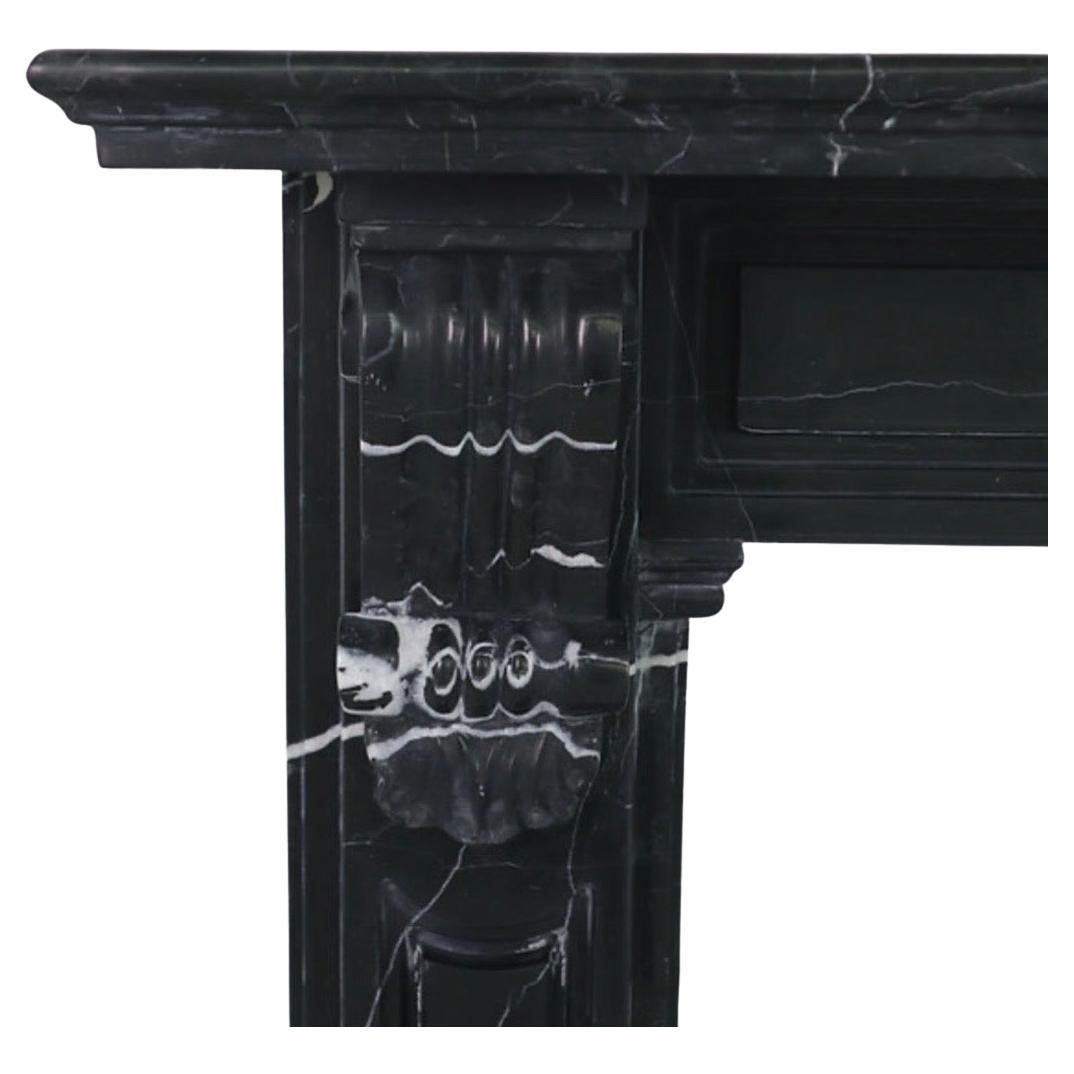 Le manteau de cheminée en marbre Nero sculpté est une pièce étonnante et élégante, méticuleusement fabriquée à la main à partir du luxueux marbre noir Nero. Chaque cheminée présente des sculptures complexes qui mettent en valeur les veines