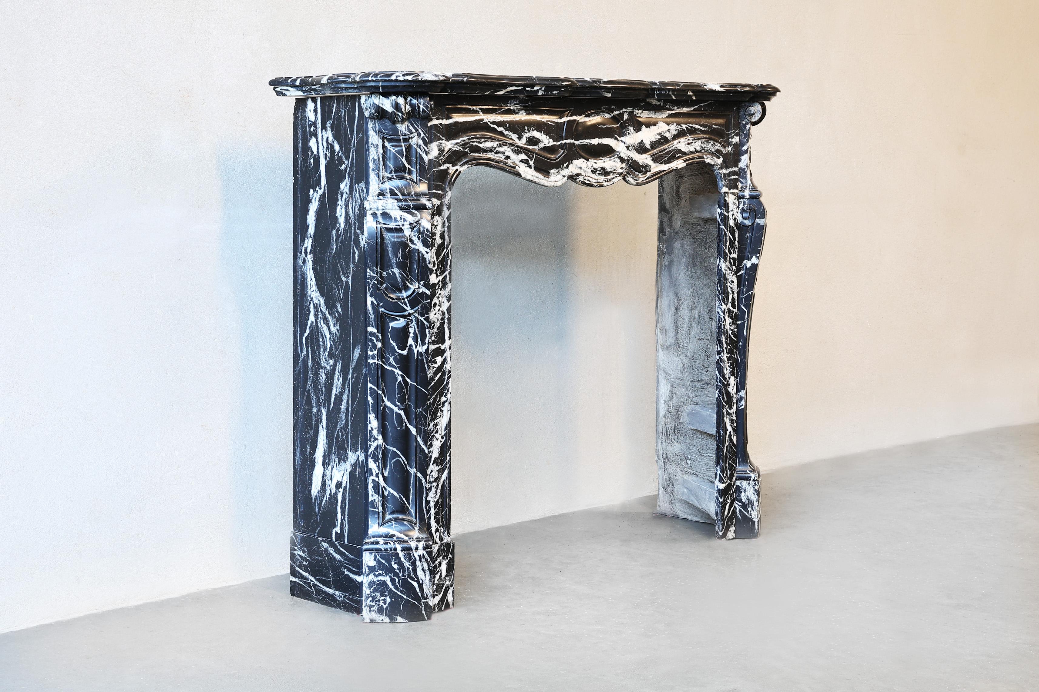 Nero Marquina marble fireplace in the Style of Pompadour from the 19th Century.
Beautiful Pompadour style fireplace from the 19th century! This fireplace is made of Nero Marquina marble and has a chic look. Nero Marquina marble is a black marble