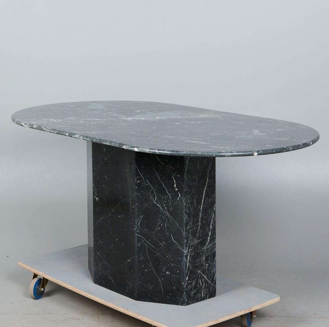 Il Nero Marquina prende il nome dalla città di Marquina, vicino a Bilbao, dove viene tradizionalmente estratto. Non è difficile immaginare le ragioni del successo di questo tipo di marmo: si tratta infatti di una pietra di colore nero intenso con