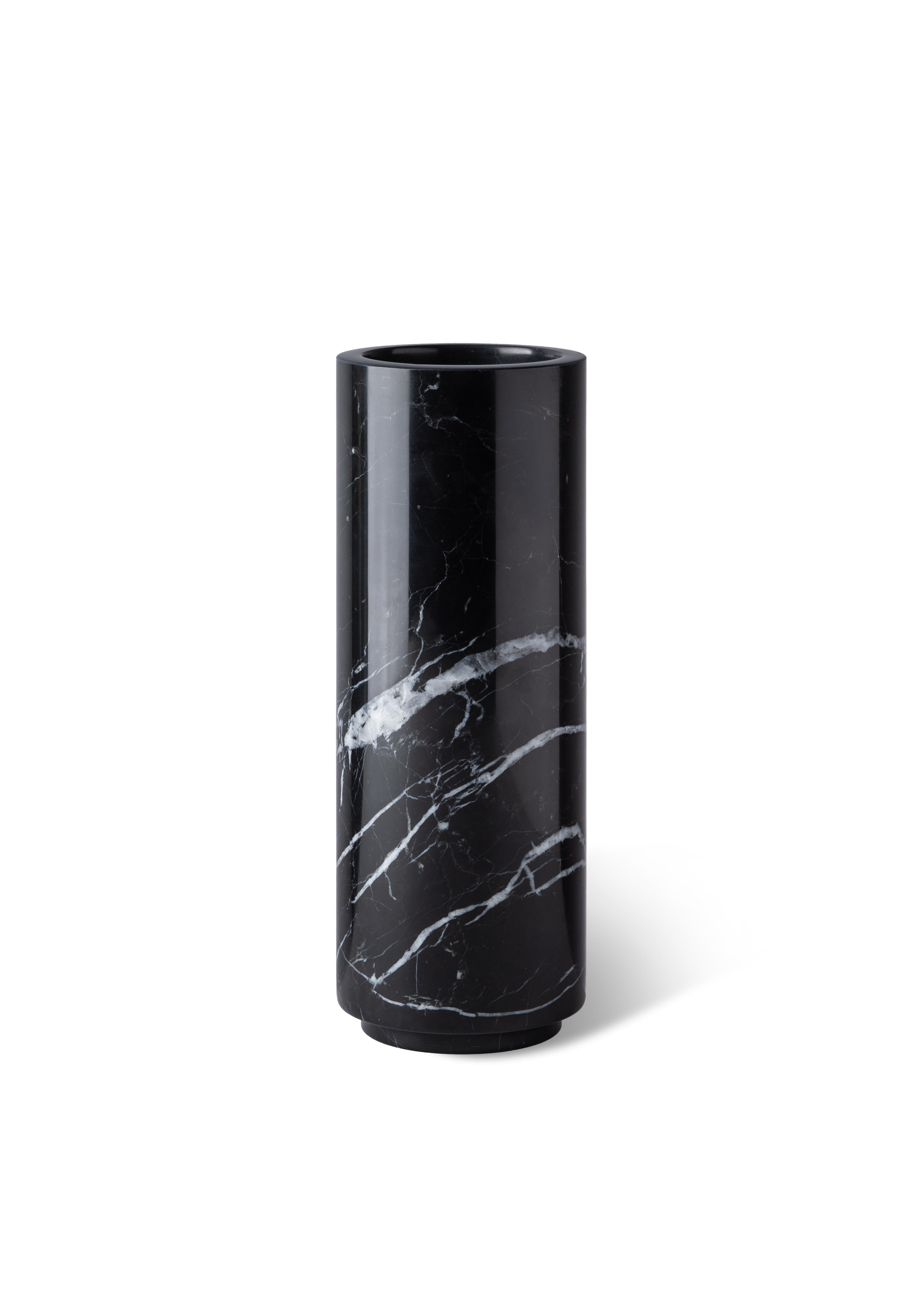 Realizzato a mano con precisione, questo vaso si ispira agli oggetti di design in marmo della metà del secolo scorso e trasmette un lusso sobrio con la sua elegante semplicità. Rifuggendo da abbellimenti inutili, abbraccia linee pulite e un'estetica