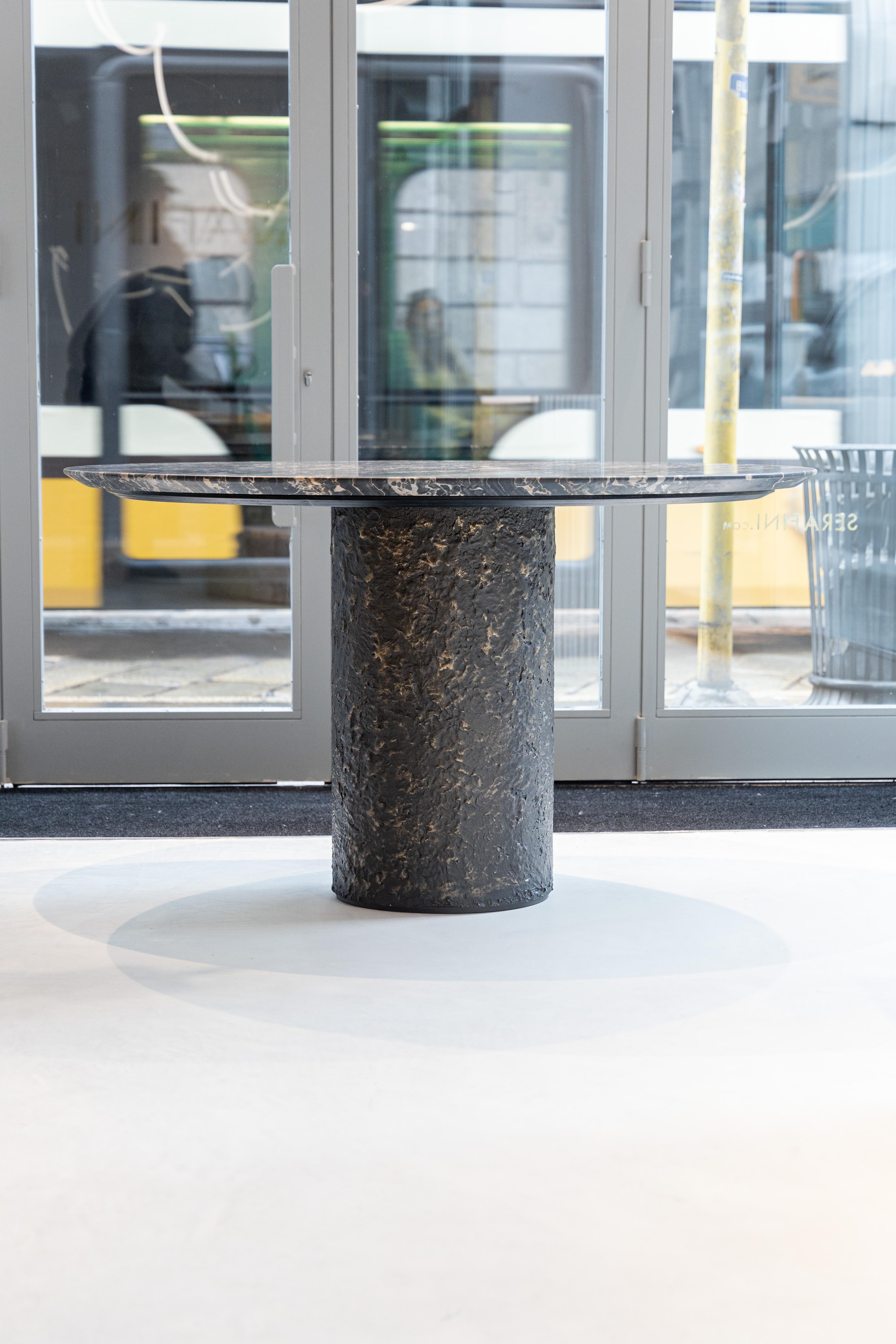 Transformez votre espace repas en un chef-d'œuvre sculptural avec l'extraordinaire table à manger Bronze, où l'artisanat monumental du marbre rencontre l'innovation du design contemporain dans une harmonie à couper le souffle.

Notre table en bronze