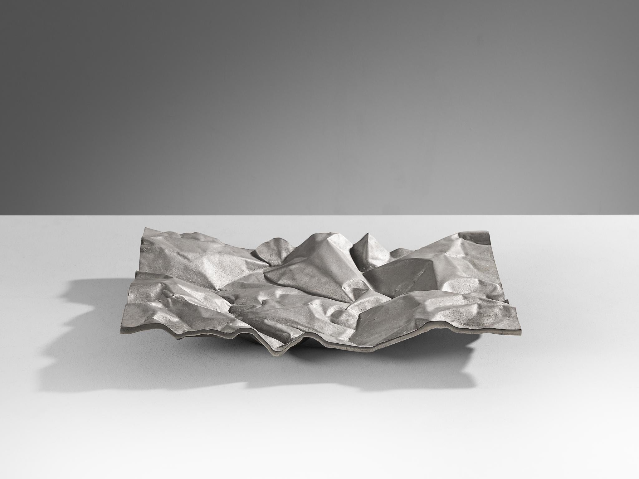 Nerone Ceccarelli e Giancarlo Patuzzi for Gruppo NP2, centerpiece, aluminum, Italy, design 1971

Interesting and contemporary table piece designed by Gruppo NP2 in 1971. This piece has the appearance of a soft crumpled material, but is in fact made