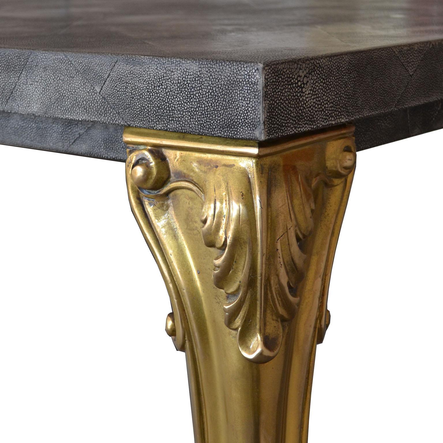 This is a sophisticated dining table, the perfect example of the continuous research of our handicraft laboratory where we emphasize the material “scagliola” in the multitude of its various peculiarities.
The top of the table is decorated using the