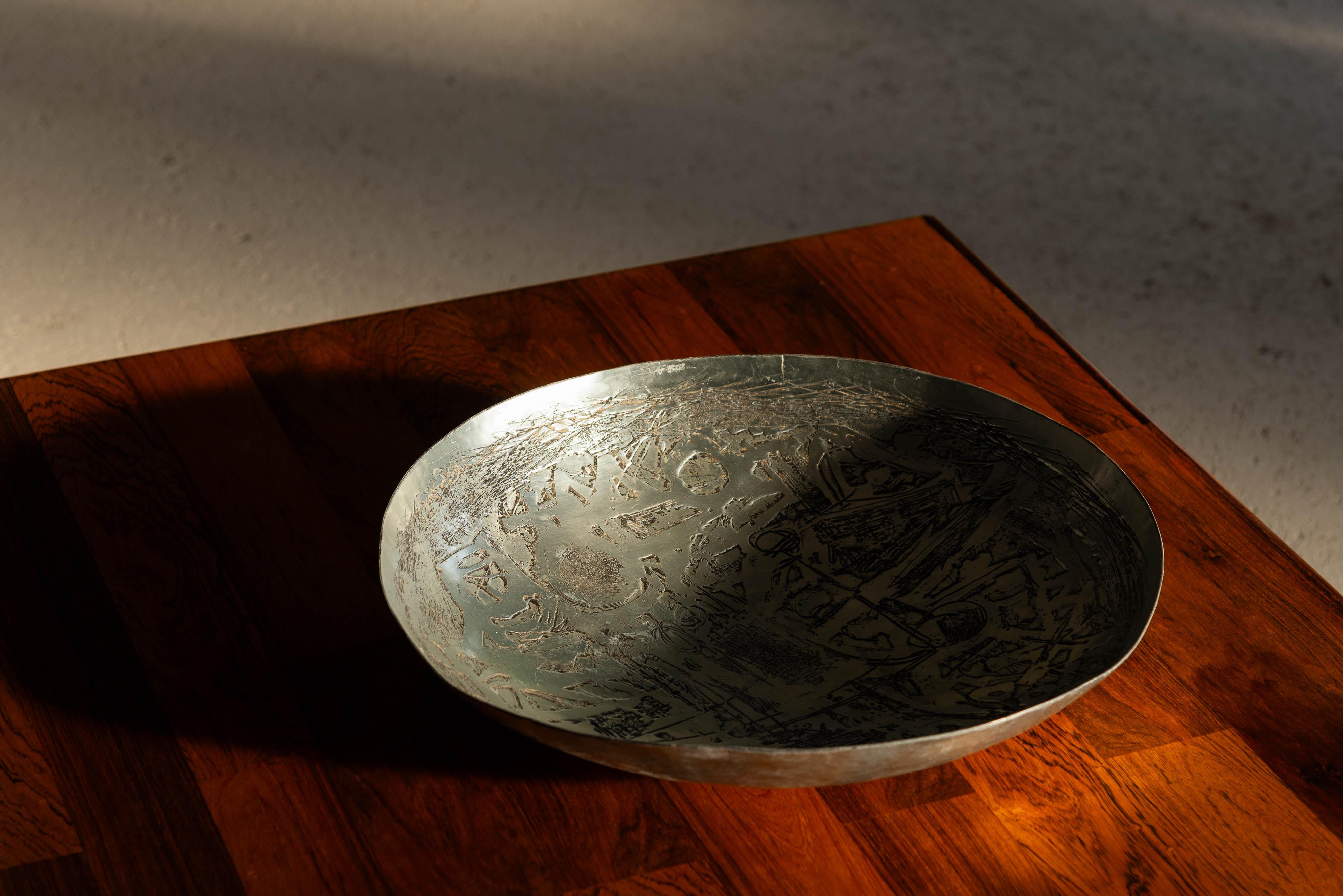 Wonderful large abstract etched bowl designed by Nerone e Patuzzi and made by Gruppo NP2 in Italy in 1975. The bowl is made from aluminium and has the typical Patuzzi graphics are etched in with intricate forms and details. You can keep looking at