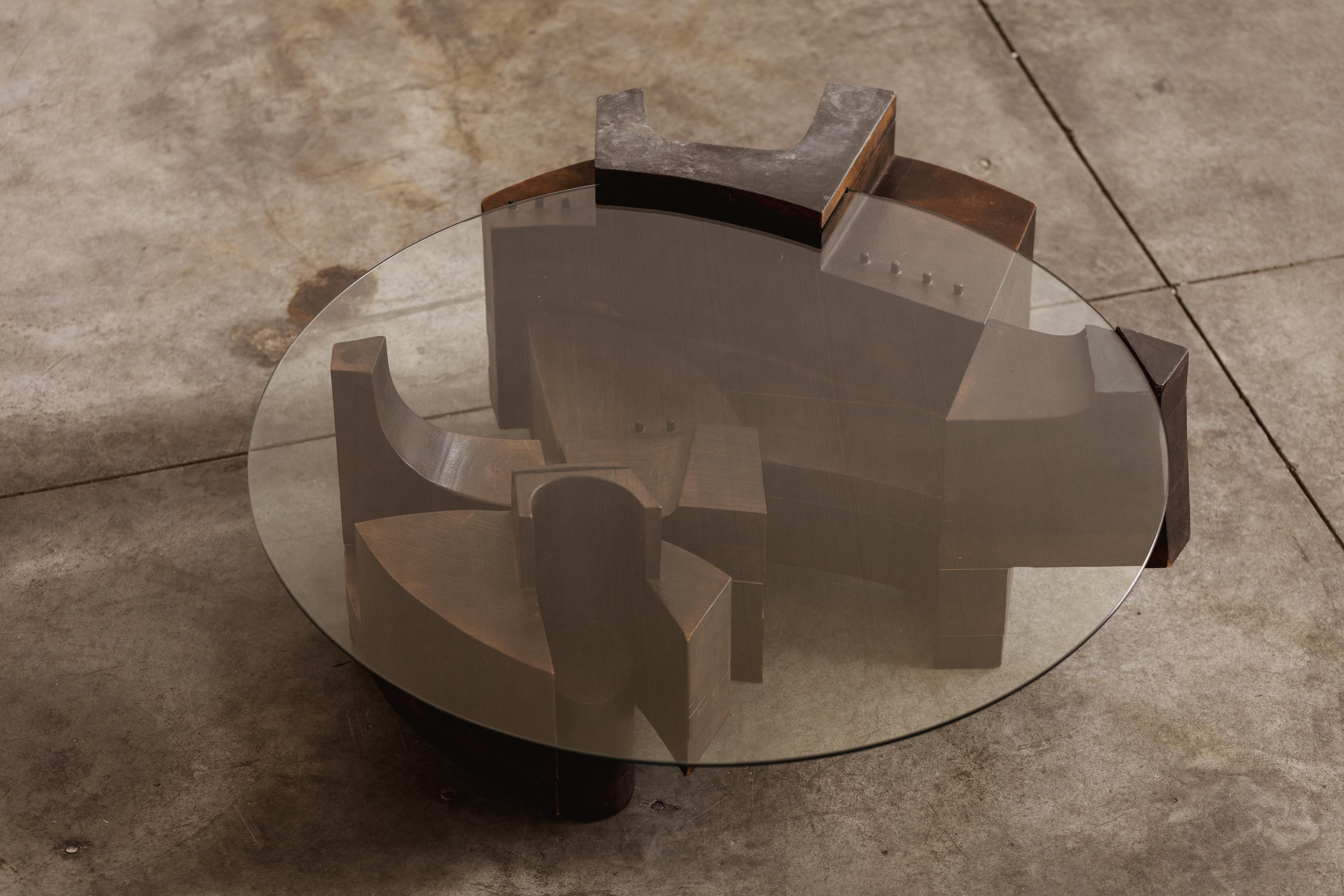 Table basse Nerone & Patuzzi pour Gruppo NP2, verre, fer et bois, Italie, 1972.

La table basse Nerone & Patuzzi for Gruppo NP2 est un chef-d'œuvre de bois et de verre datant de 1972 en Italie. Cette pièce est une convergence de l'art et de la
