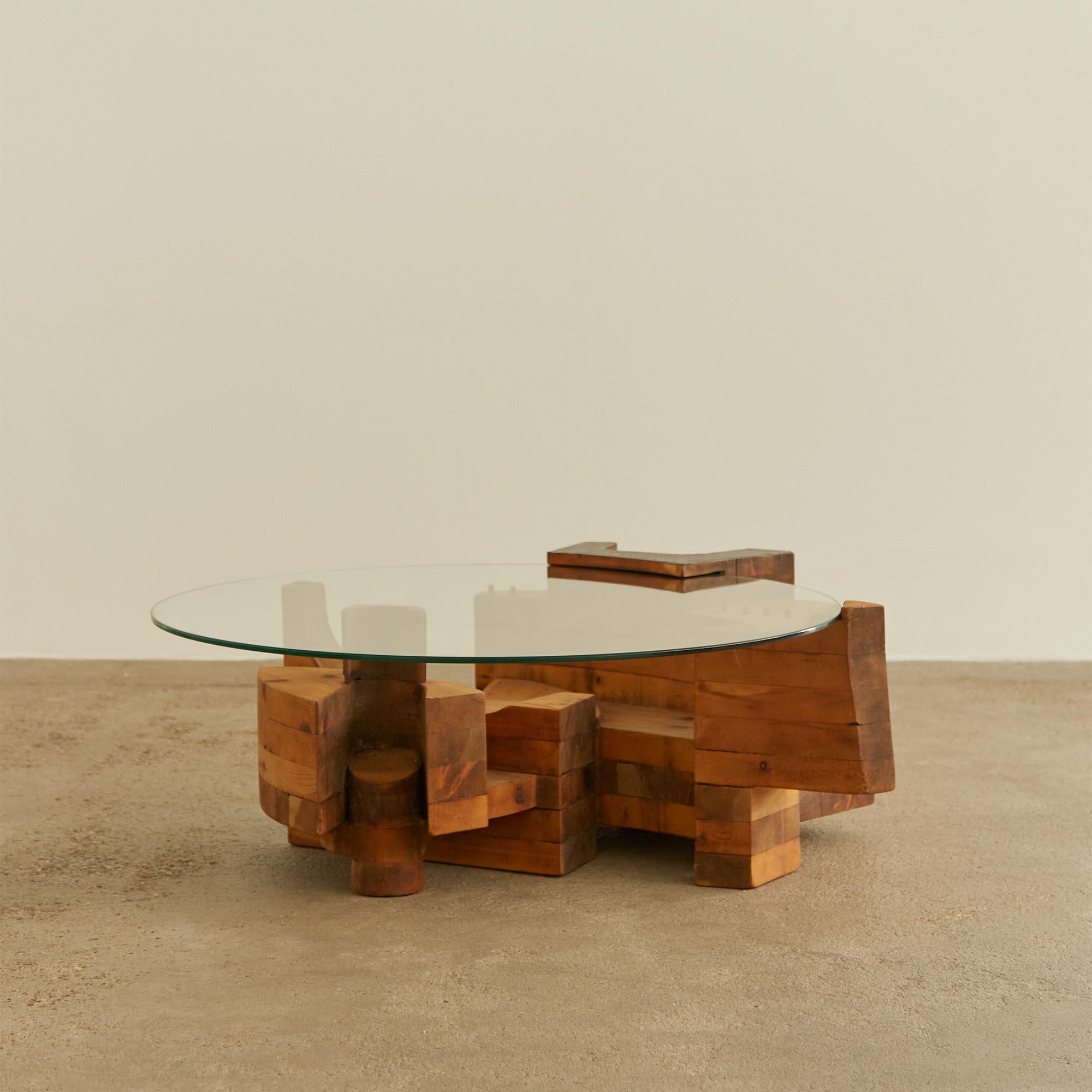 Conçue par le duo italien Nerone et Patuzzi, cette table basse sculpturale est une véritable œuvre d'art. Sa base asymétrique en bois se prolonge au-delà du plateau en verre, soulignant la tridimensionnalité de la pièce. La base présente un bois
