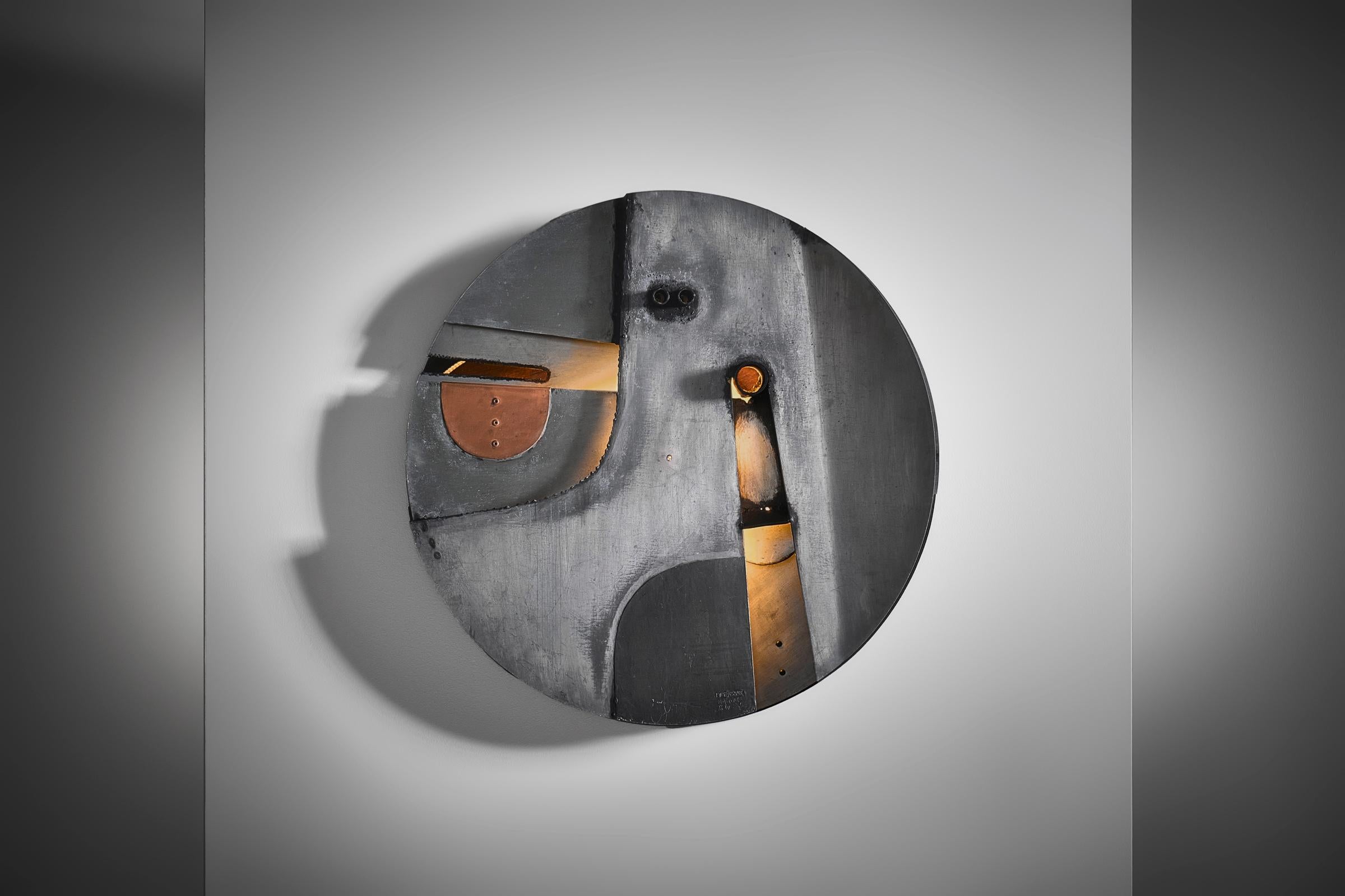 Rare sculpture lumineuse de Nerone & Patuzzi mod. C 6 104 L, Italie, vers 1970. La sculpture présente des formes et des couches intrigantes, ce qui donne une composition très dynamique. Fabriqué à partir d'une base en bois teinté foncé, de plaques