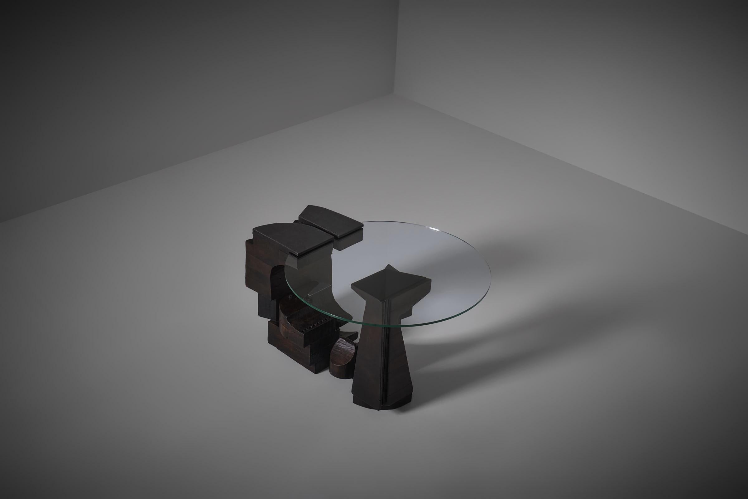 Table d'appoint sculpturale par Nerone & Patuzzi pour Gruppo NP2, Italie, vers 1968. Pièce unique réalisée sur commande spéciale. La table présente une base sculpturale en bois avec des formes géométriques fortes, finie avec des éléments en plomb et