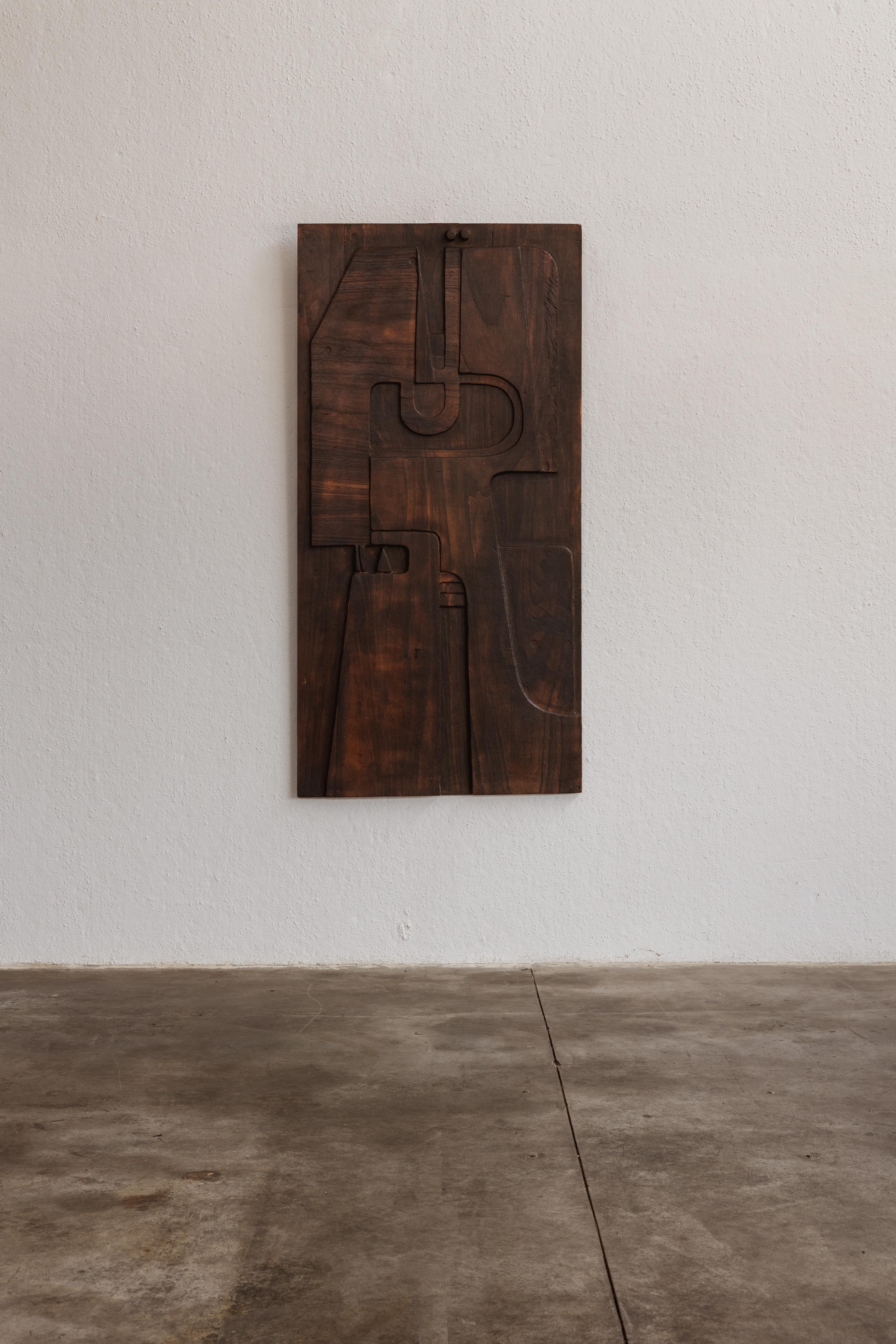 Nerone & Patuzzi sculptural wooden wall panel for NP2, mahogany, Italy, 1973.

This untitled sculpture panel, created by Nerone & Patuzzi around 1970, is a unique piece crafted from vertically oriented mahogany. The panel features curved,