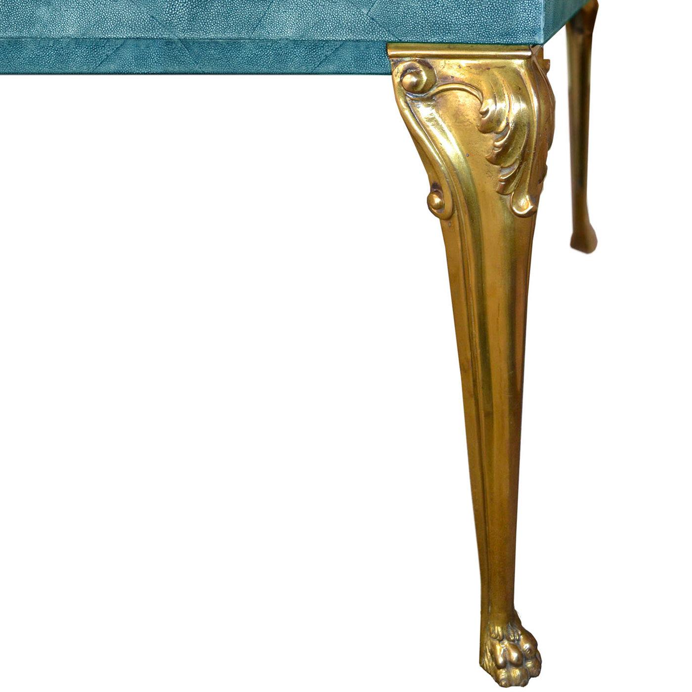 L'élégance intemporelle et le style opulent définissent cette table à manger exquise fabriquée et décorée à la main selon la technique de la scagliola du XVIIe siècle. Soutenu par quatre pieds de style cabriole, en laiton moulé et ornés de pieds en