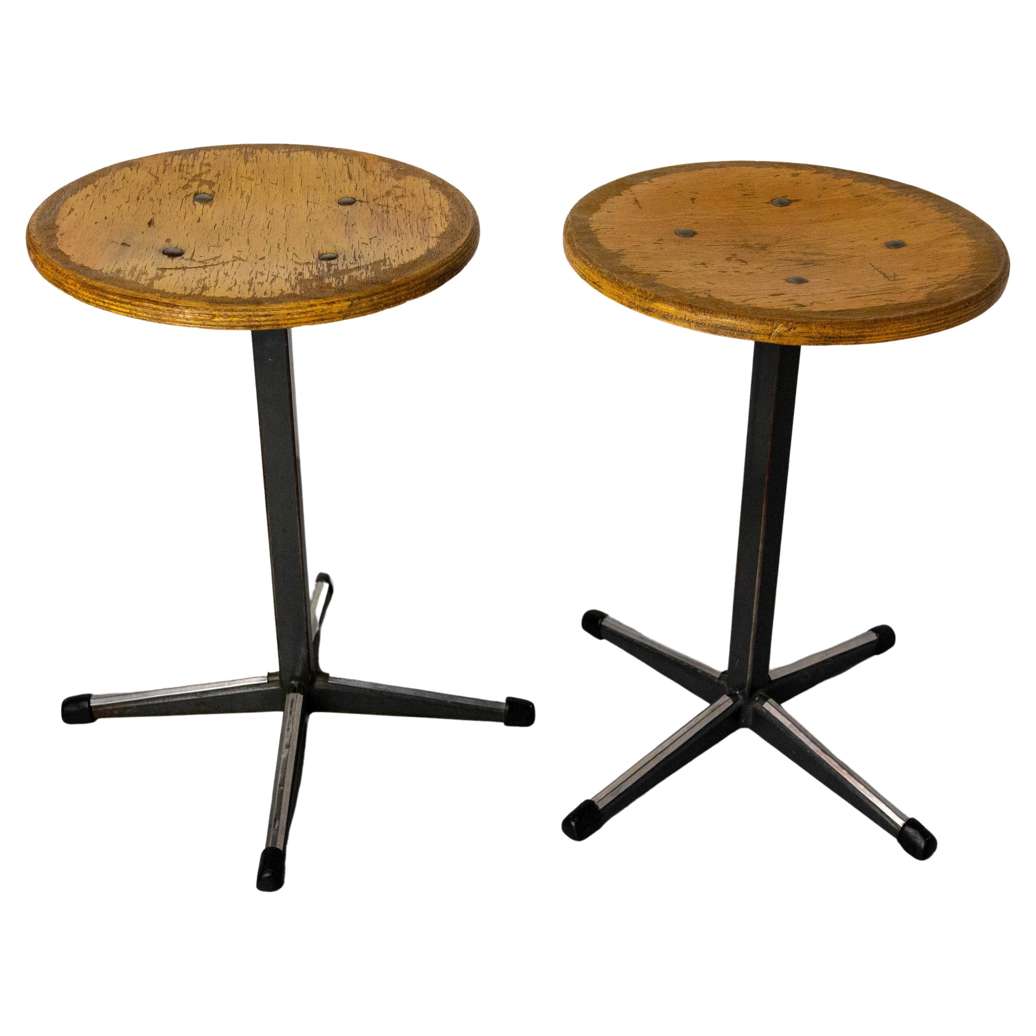 Tabourets néerlandais fabriqués vers 1950.
Deux tabourets industriels en métal avec des sièges en bois.
Les tabourets ont été utilisés dans une école d'Amsterdam.
Les armoiries d'Amsterdam sont estampillées sous le siège en bois.

Bon état, solide
