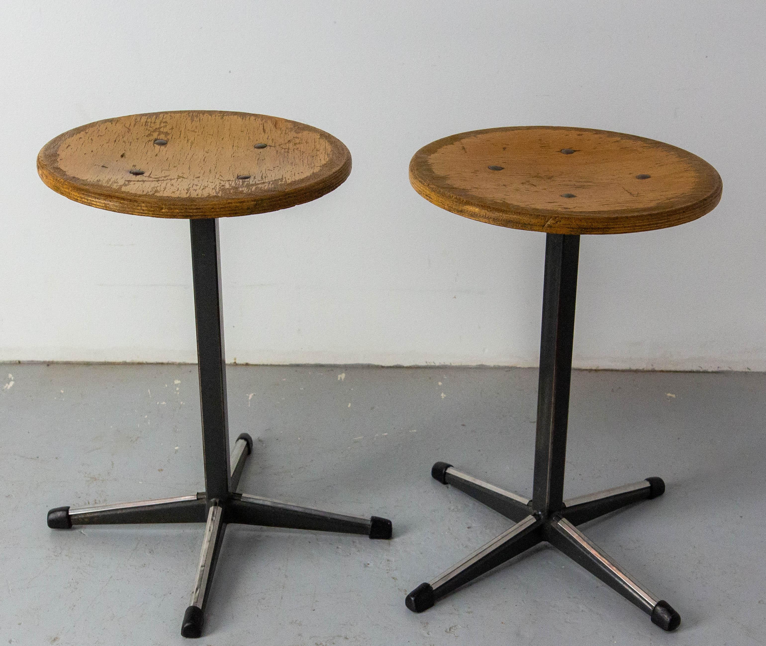 Néerlandais CIRCA Paire de tabourets d'érudit en hêtre et métal d'Amsterdam, vers 1950 en vente
