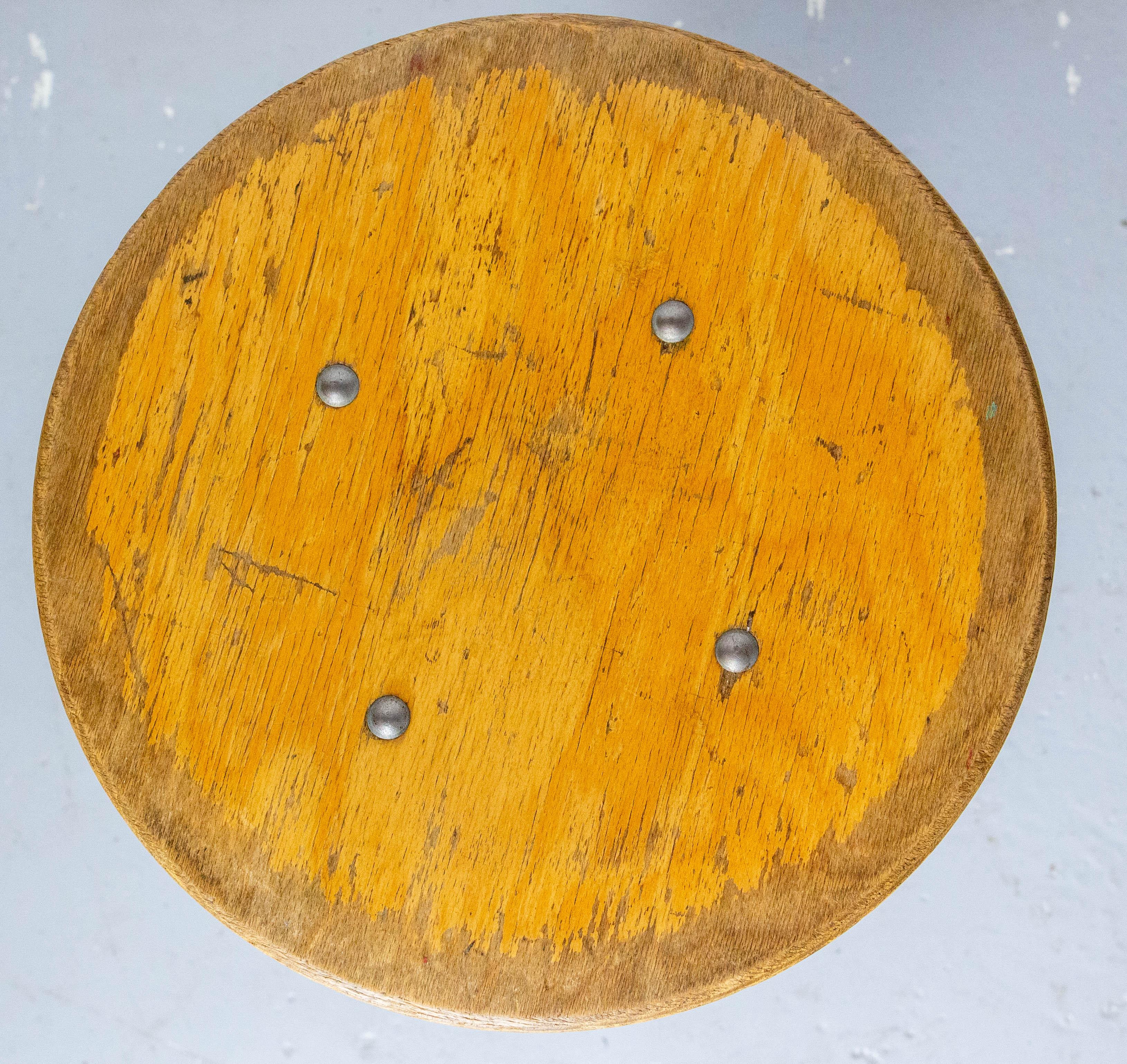 Milieu du XXe siècle CIRCA Paire de tabourets d'érudit en hêtre et métal d'Amsterdam, vers 1950 en vente