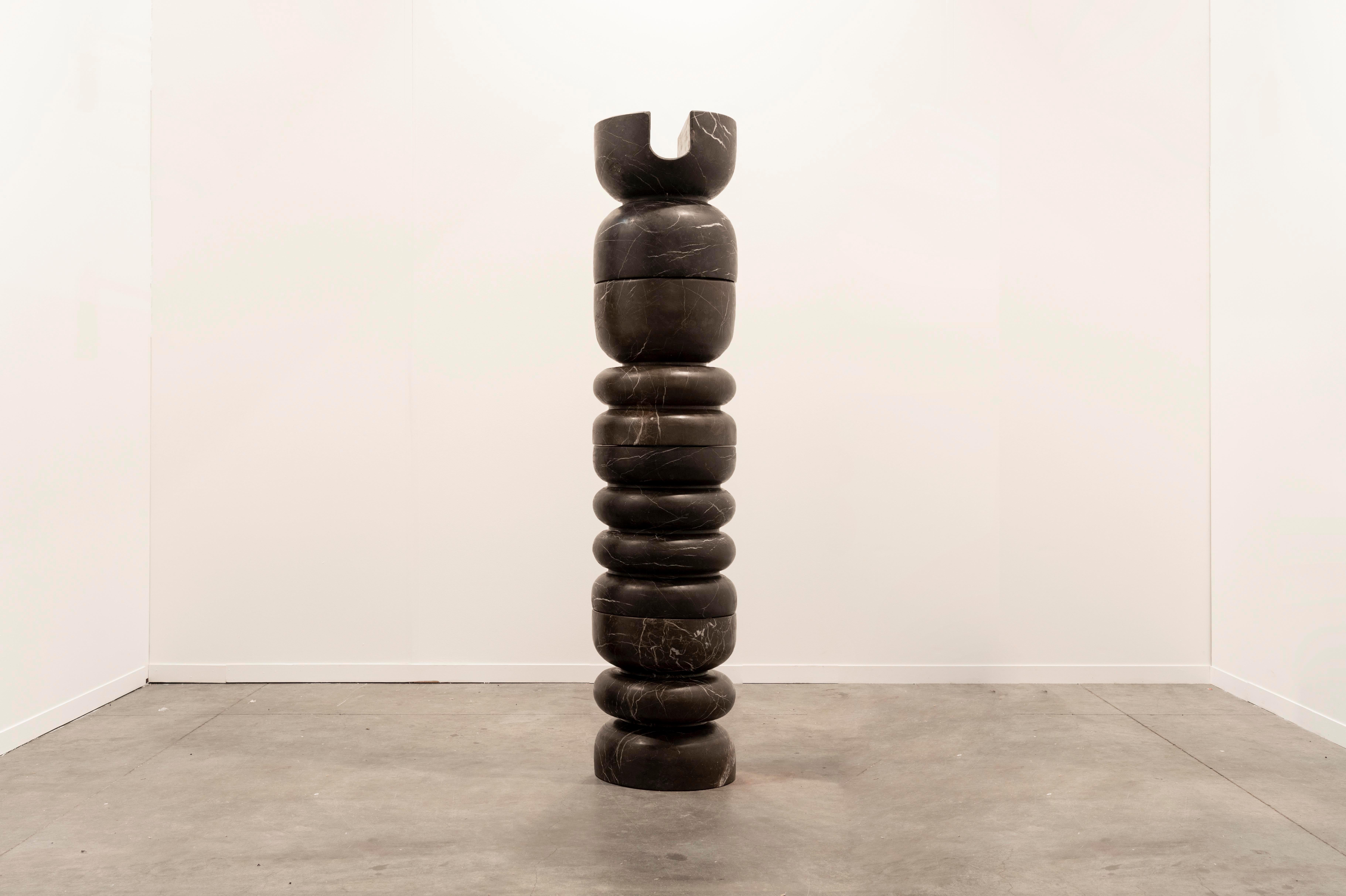 I. A PROPOS DE REBECA CORS
Rebeca CORS (Mexique, 1988). 
Son travail oscille entre la sculpture et l'objet utilitaire, étudiant les limites et les points de rencontre entre ces deux concepts. L'intention de son travail est de remettre en question