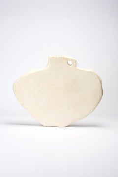 Vase en céramique beige uni contemporain de forme organique par Willem Van Hooff