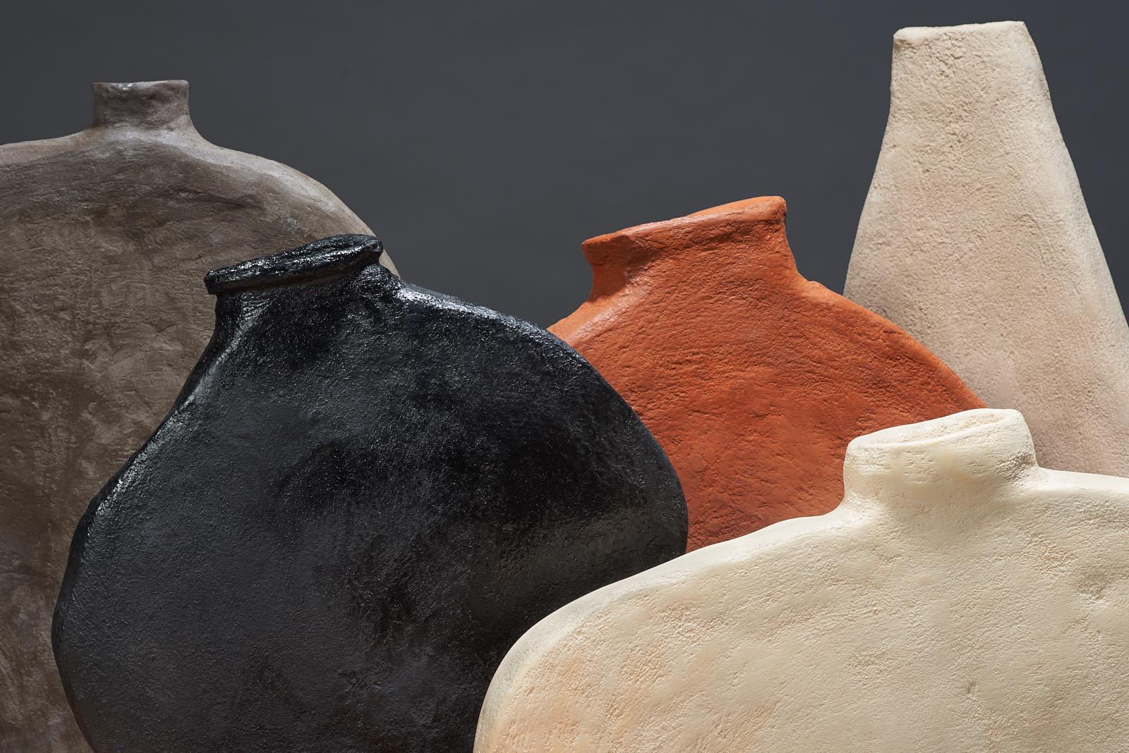 Ceramica Vaso di forma organica, contemporaneo in ceramica beige liscia di Willem Van Hooff in vendita
