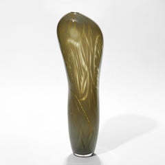 Nesiota, oliv/khakigrüne mundgeblasene Vase von Michèle Oberdieck