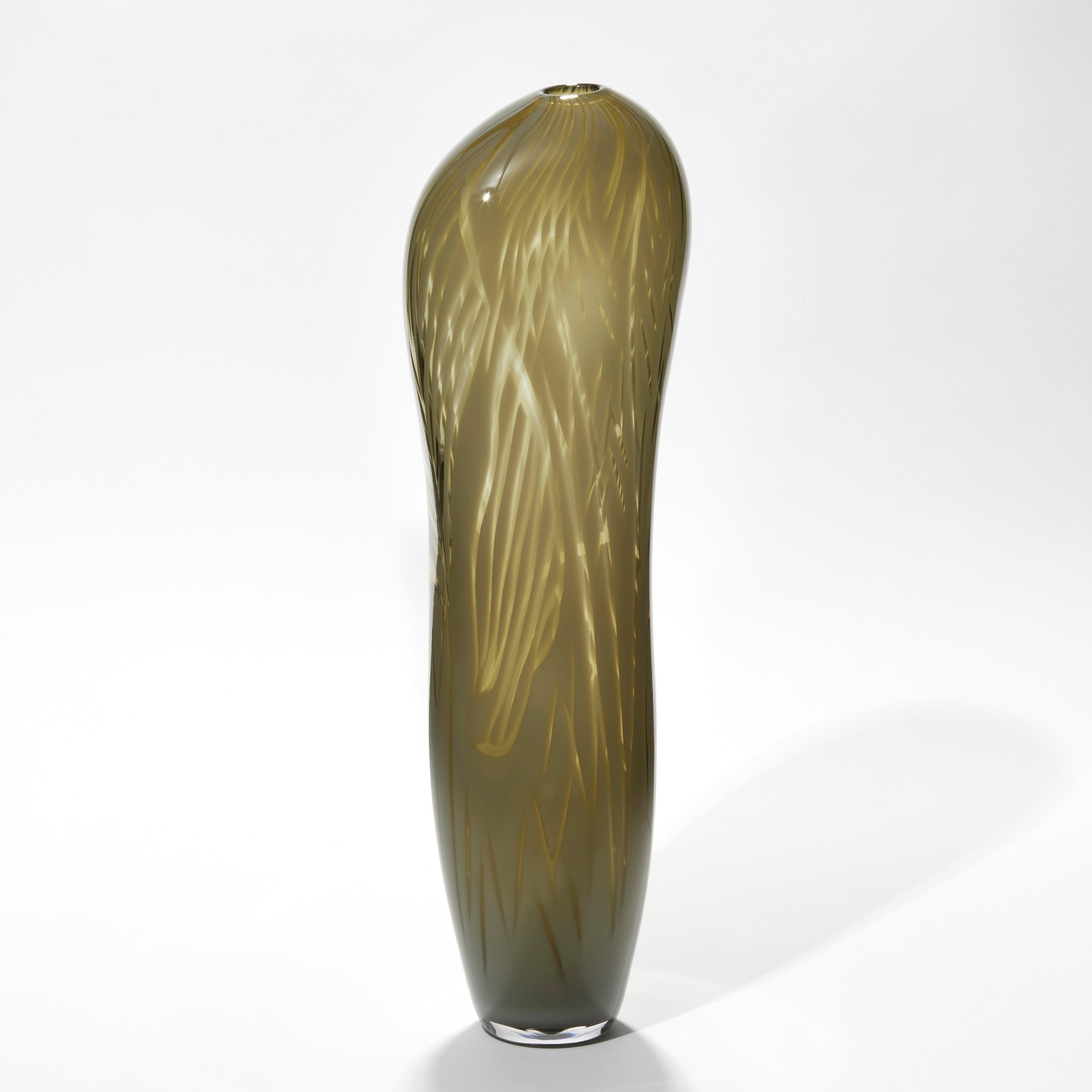 Organique  Nesiota, vase sculptural olive / vert kaki soufflé à la main par Michèle Oberdieck en vente