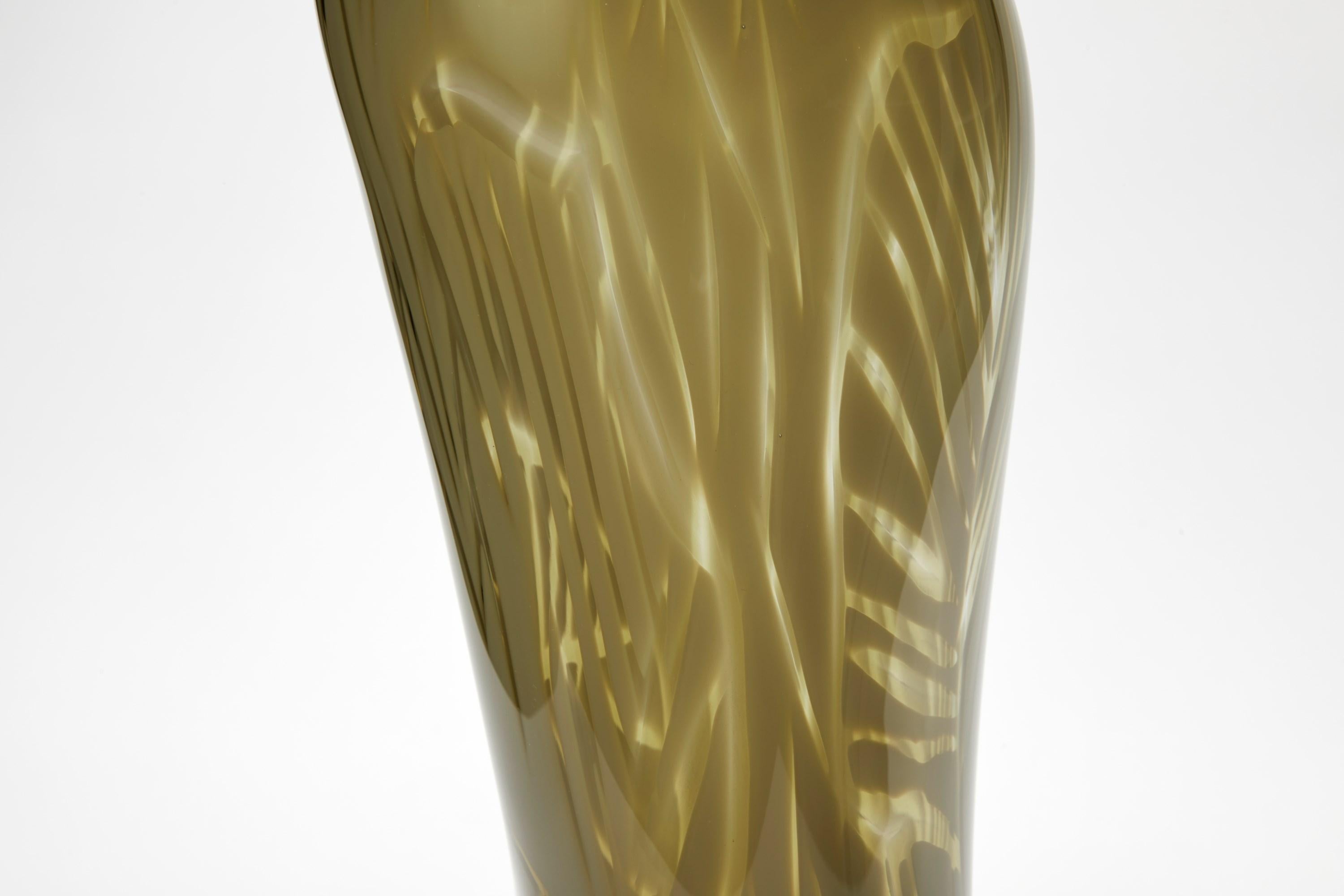 Britannique  Nesiota, vase sculptural olive / vert kaki soufflé à la main par Michèle Oberdieck en vente