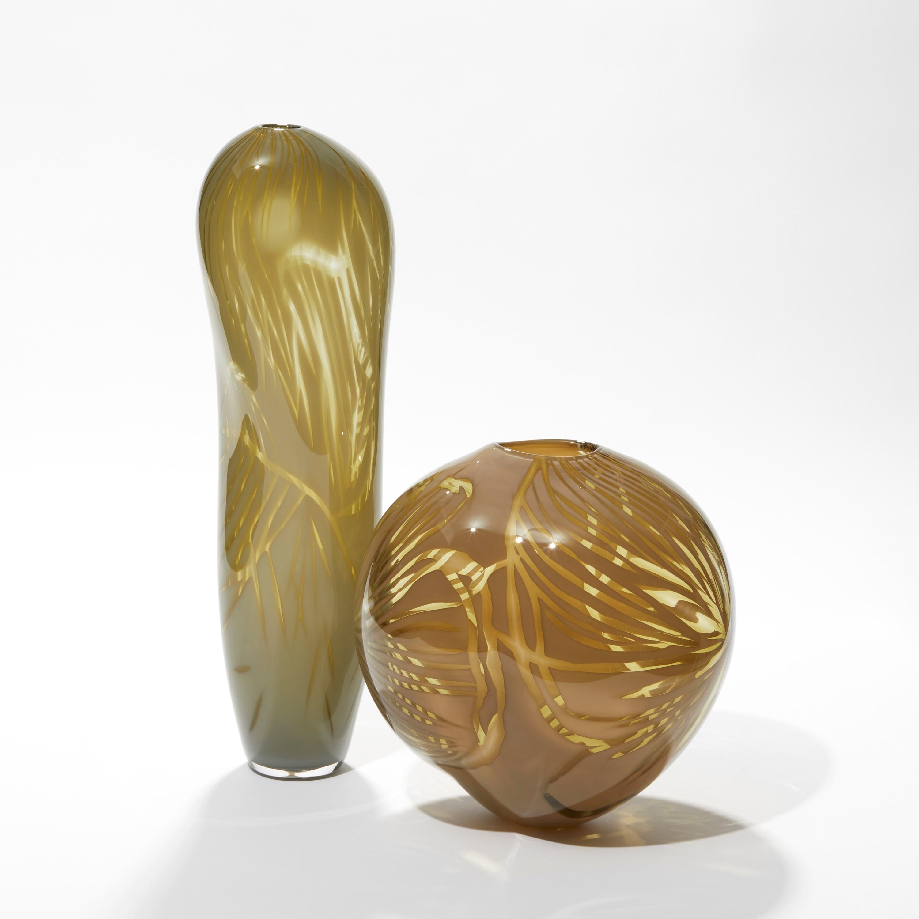 Fait main  Nesiota, vase sculptural olive / vert kaki soufflé à la main par Michèle Oberdieck en vente