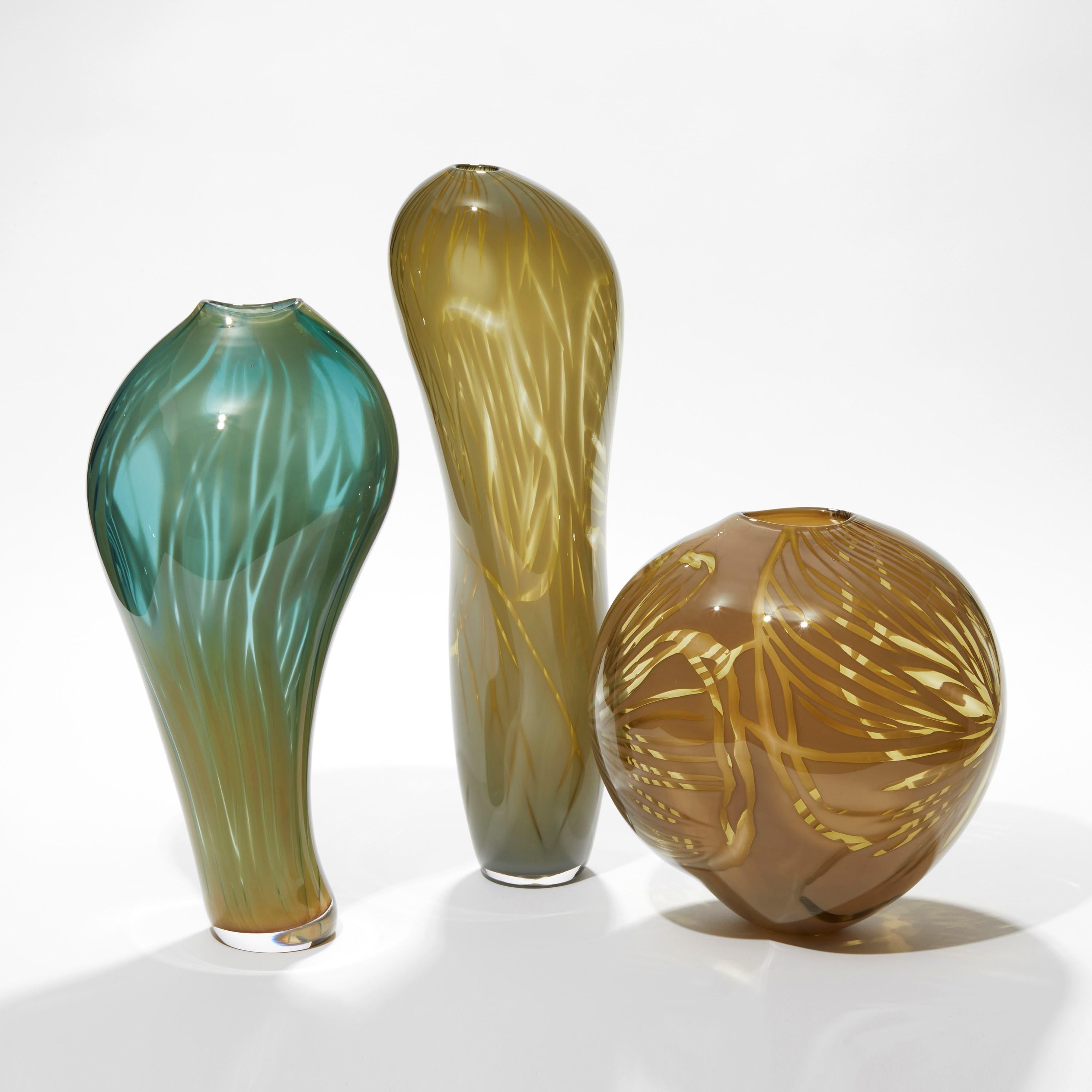 XXIe siècle et contemporain  Nesiota, vase sculptural olive / vert kaki soufflé à la main par Michèle Oberdieck en vente