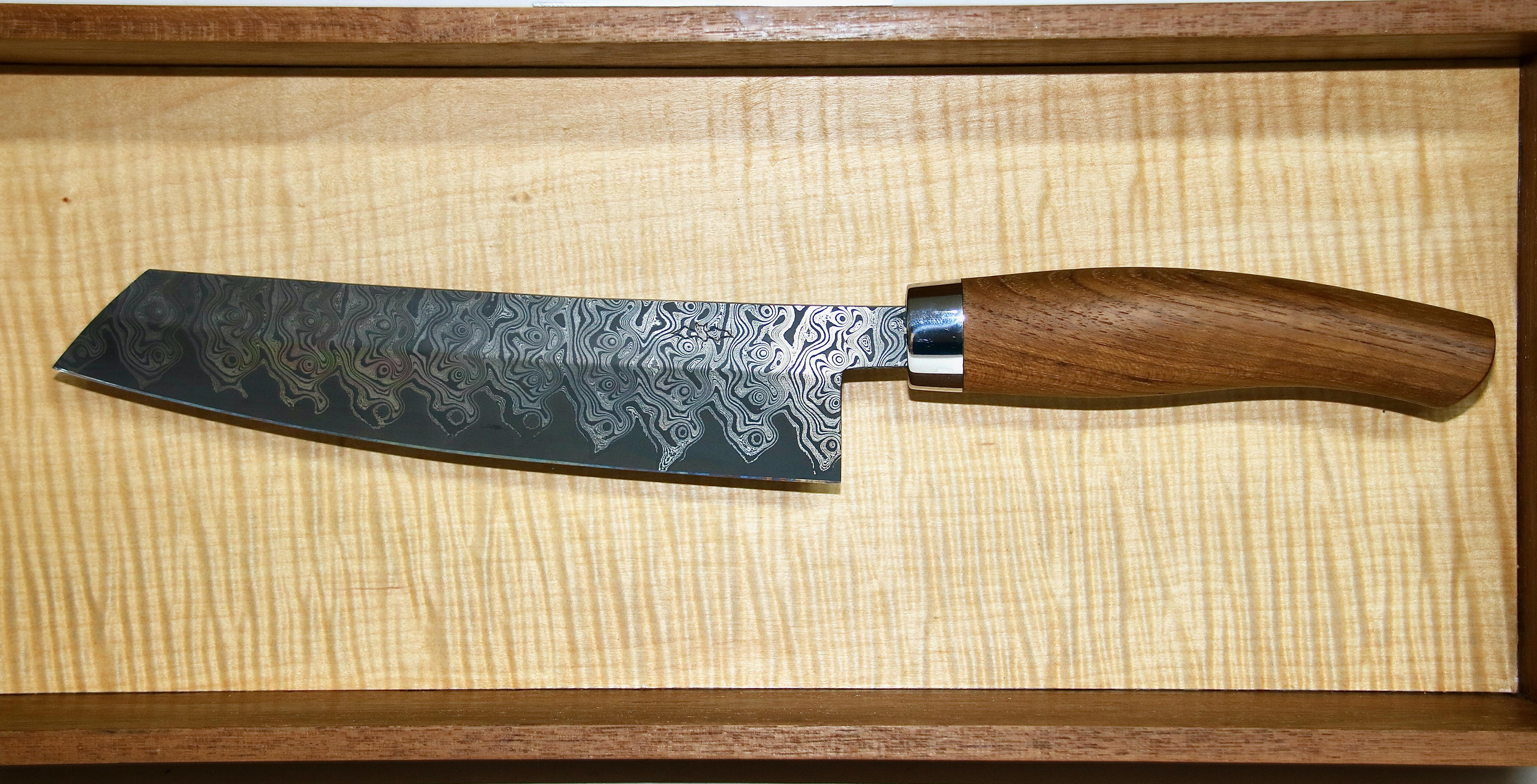 Nesmuk Mekka Premium Chef's Knife Damascus steel. Limited to only 25 pieces worldwide.

Teak, 361 layers of hand-forged Damascus steel, unique.

Islamic heritage meets traditional German craftsmanship, precision and high-tech. Only 25 of these