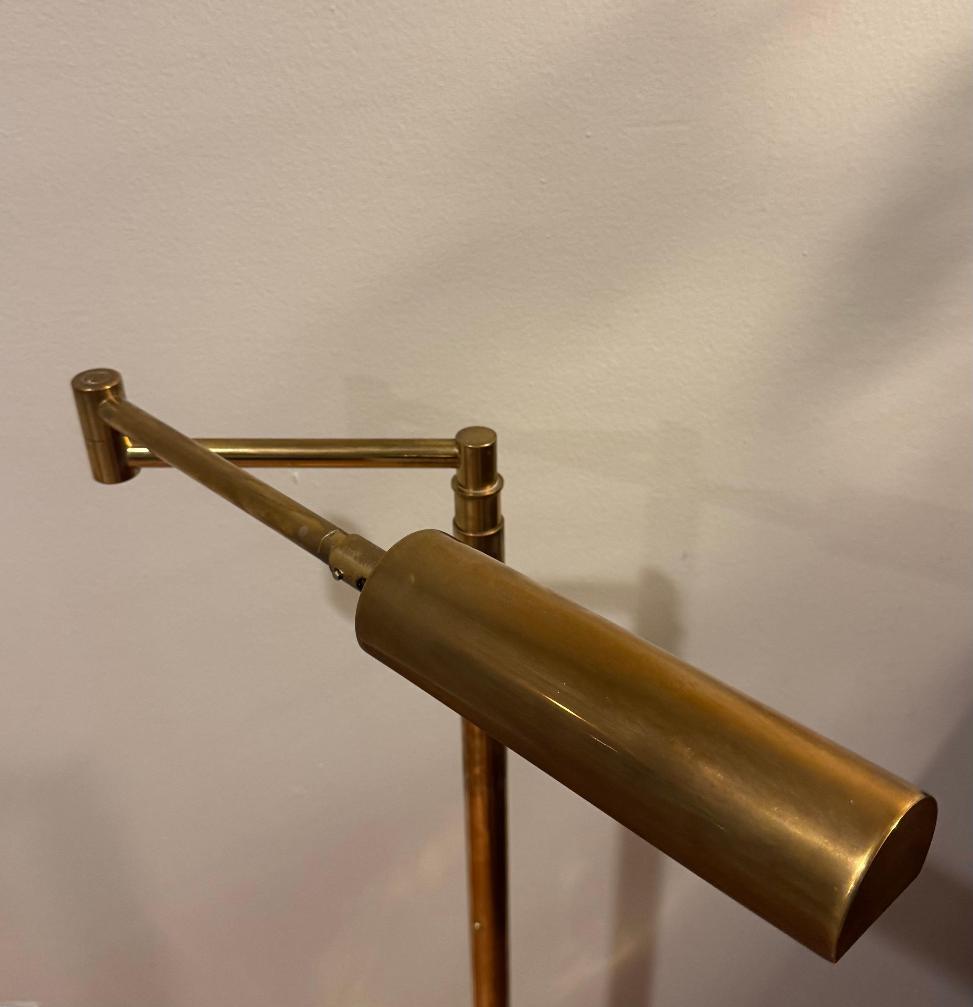 Lampadaire à bras pivotant en laiton Nessen à hauteur réglable.

États-Unis, vers 1960.

Détails :
Non signé ; la base porte les numéros du fabricant.
Comprend une ampoule d'occasion.
Transformé en interrupteur à clic marche/arrêt au