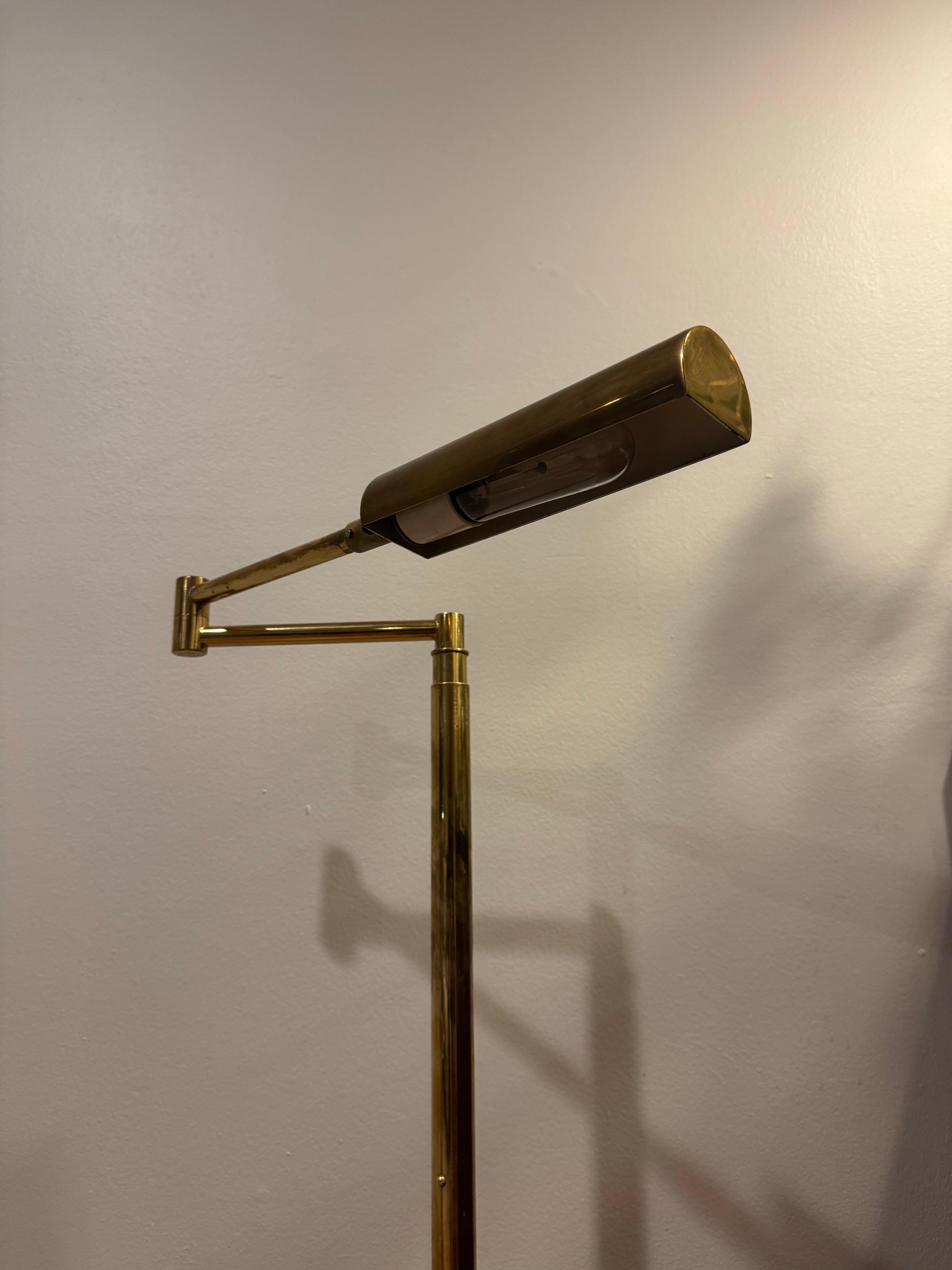 Mid-Century Modern Lampadaire Nessen à bras pivotant en laiton en vente