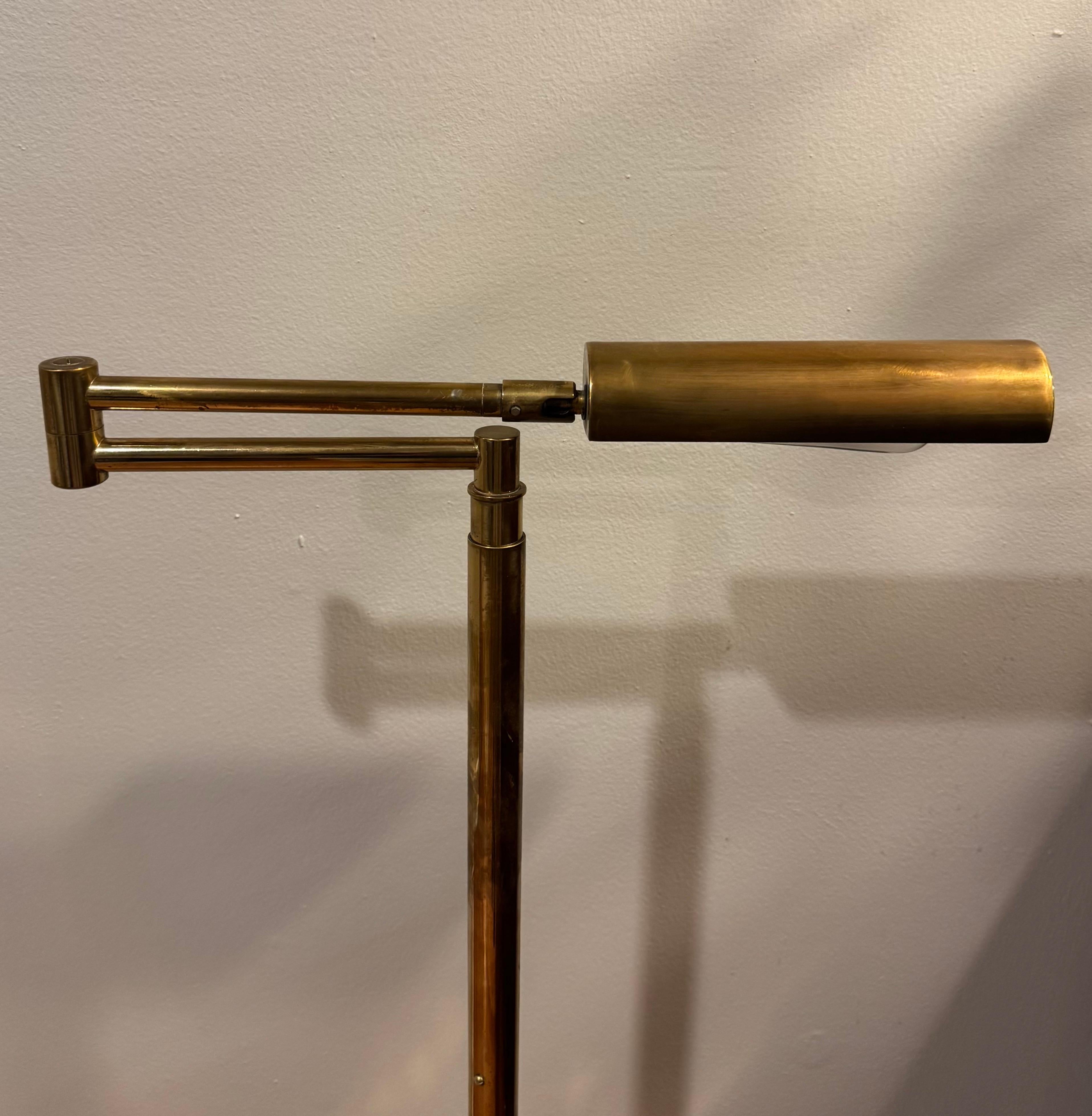 Poli Lampadaire Nessen à bras pivotant en laiton en vente