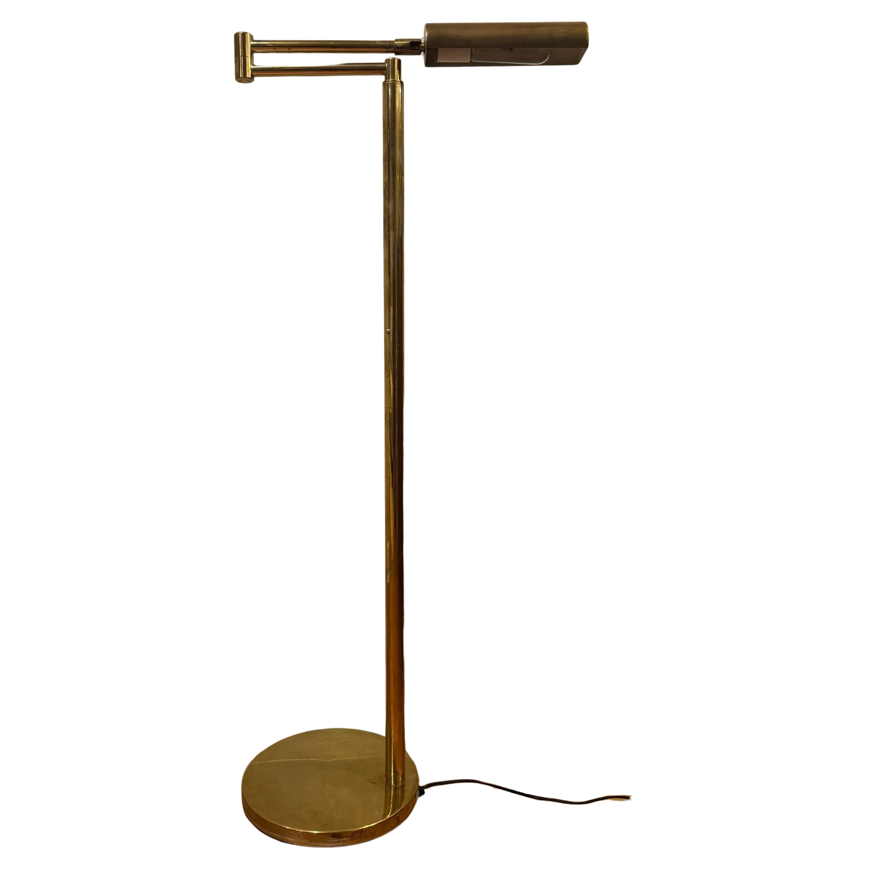 Lampadaire Nessen à bras pivotant en laiton en vente