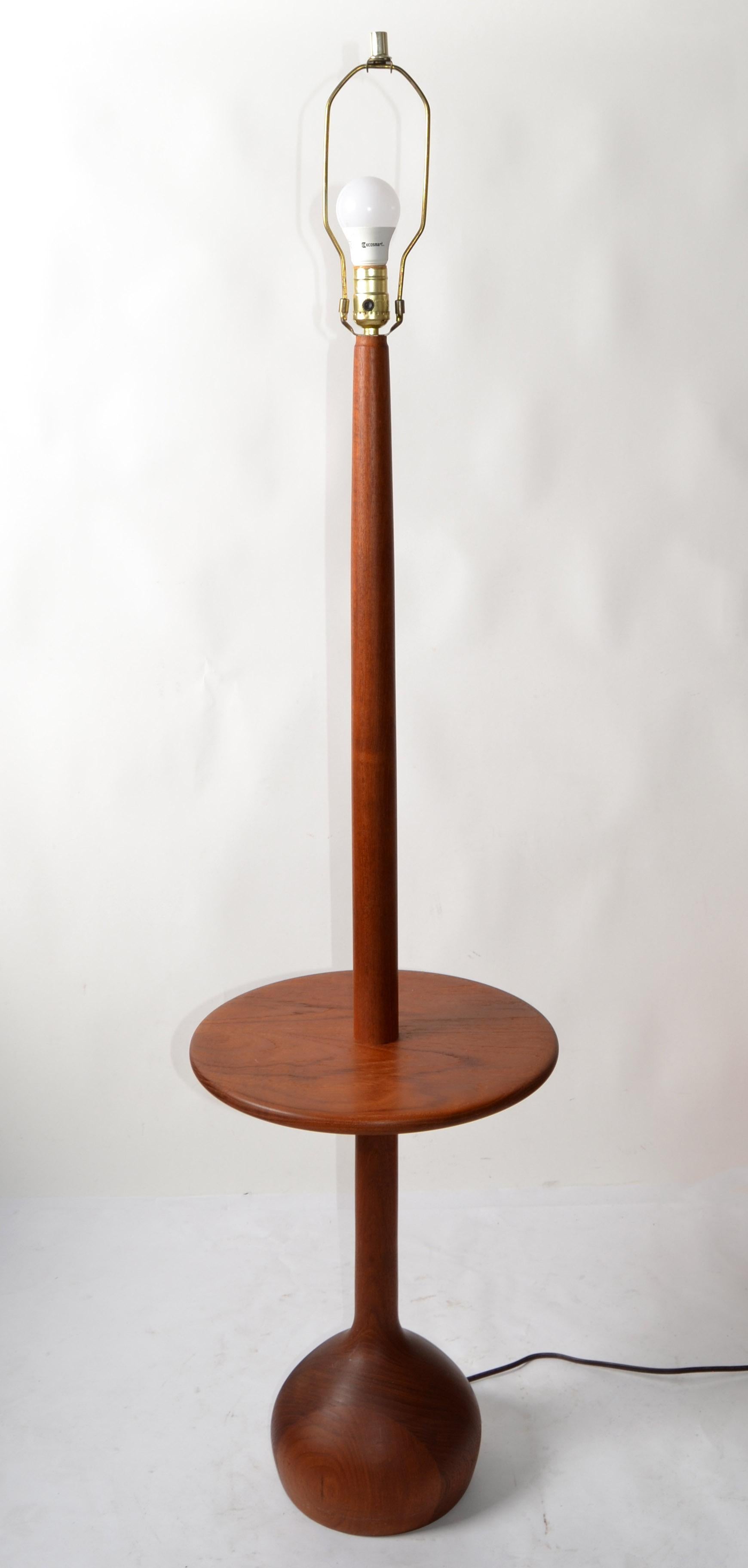 Nessen Lighting Style Turned Walnut Floor Lamp Mid-Century Modern Fabric Shade In Good Condition For Sale In Miami, FL