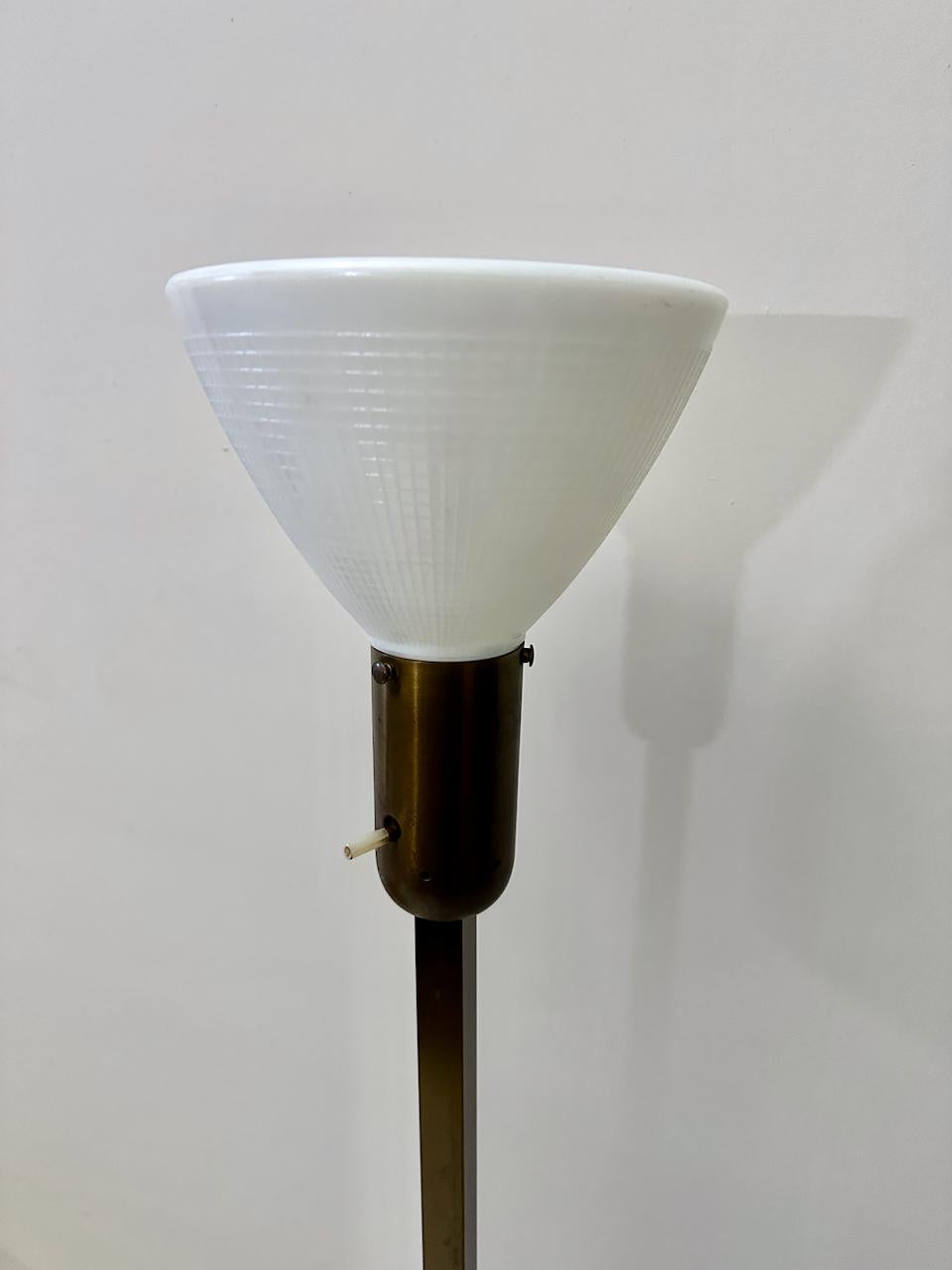 Metà XX secolo Lampada da terra in ottone e noce di Nessen Studio con paralume in vetro bianco, anni '50 in vendita