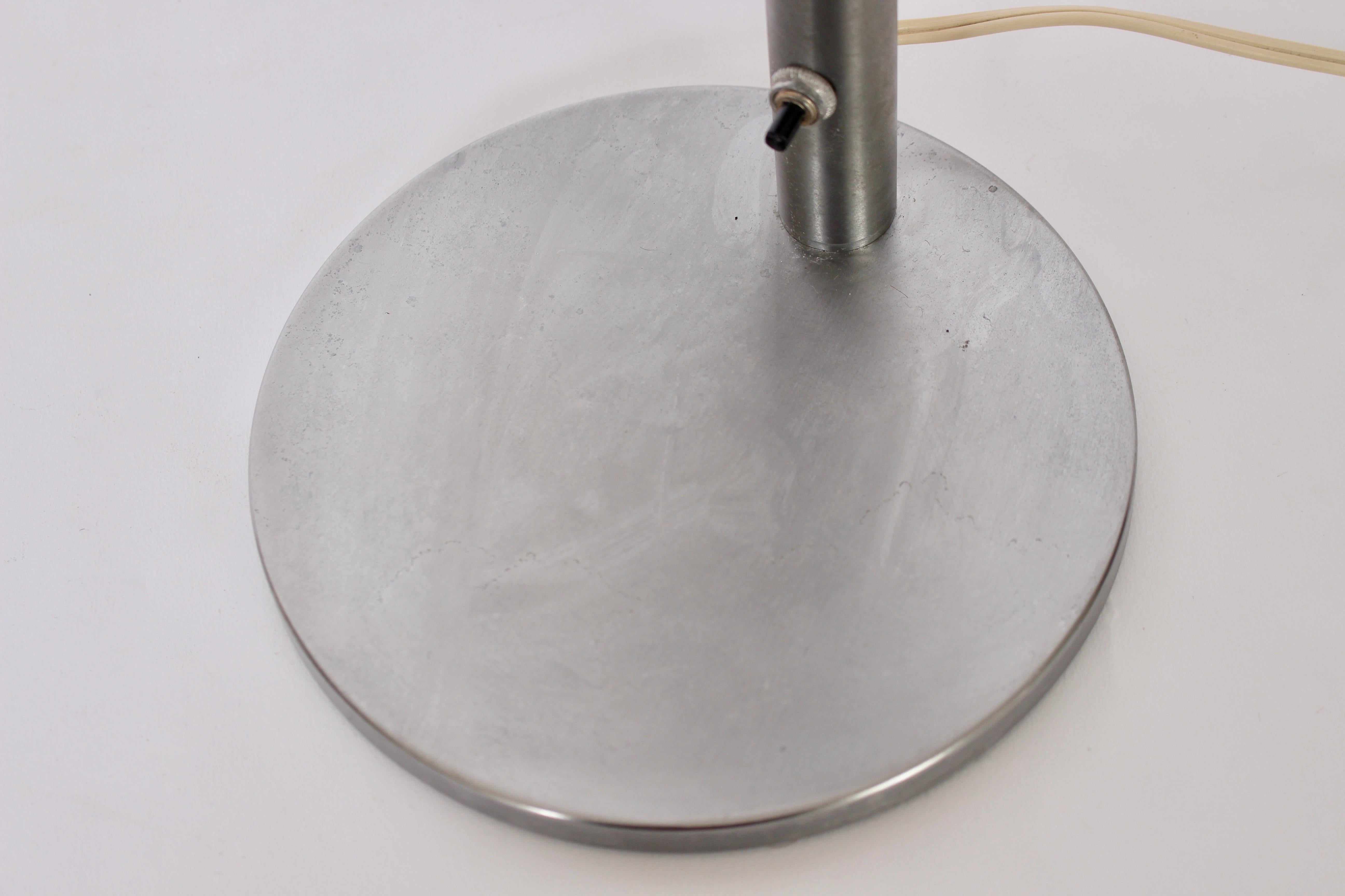 Lampada da scrivania a braccio oscillante in acciaio spazzolato di Nessen Studios con paralume a cilindro, anni '60 in vendita 4