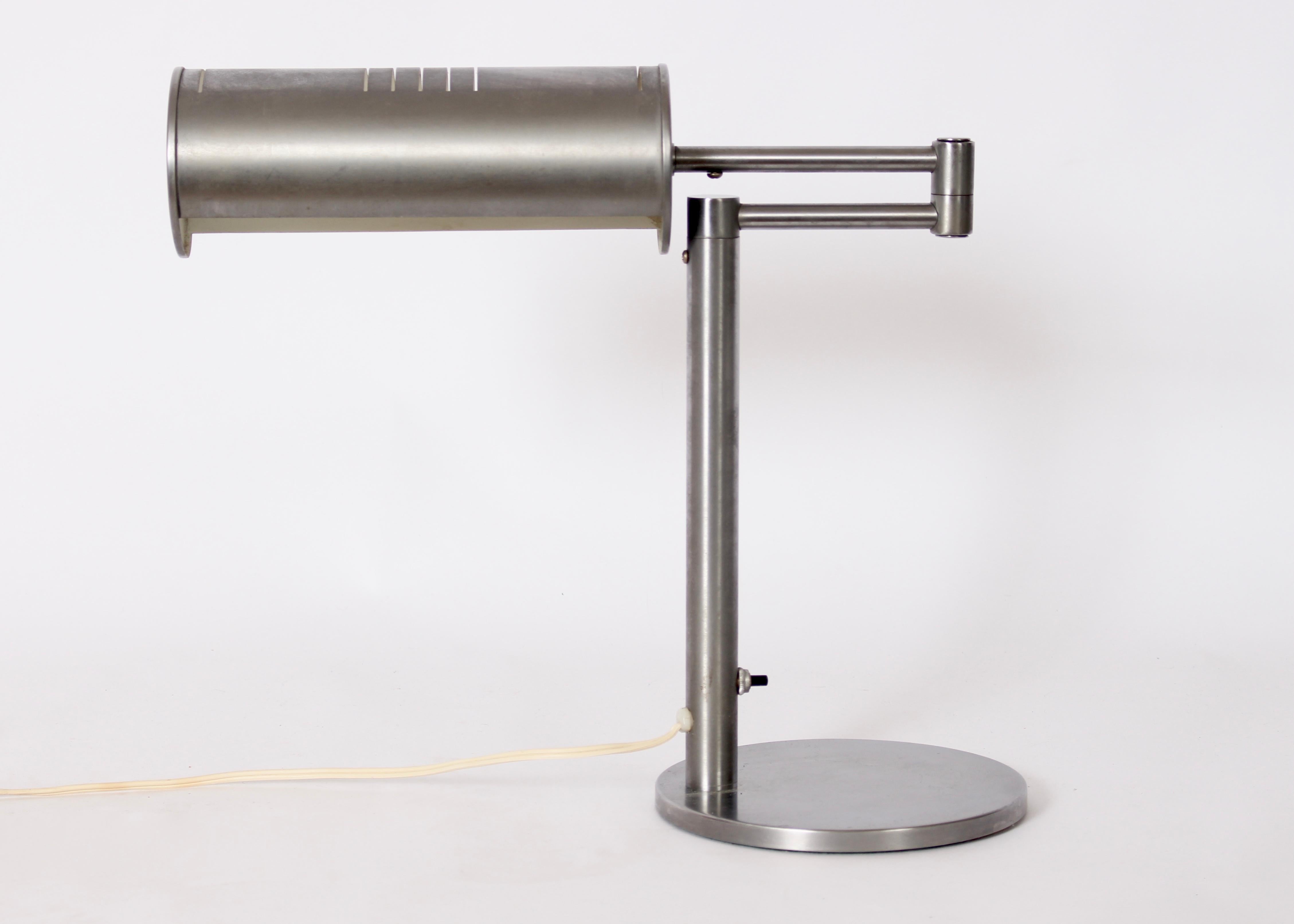 Nessen Studios lampe de bureau à bras pivotant en acier brossé avec abat-jour cylindrique, années 1960 en vente 6