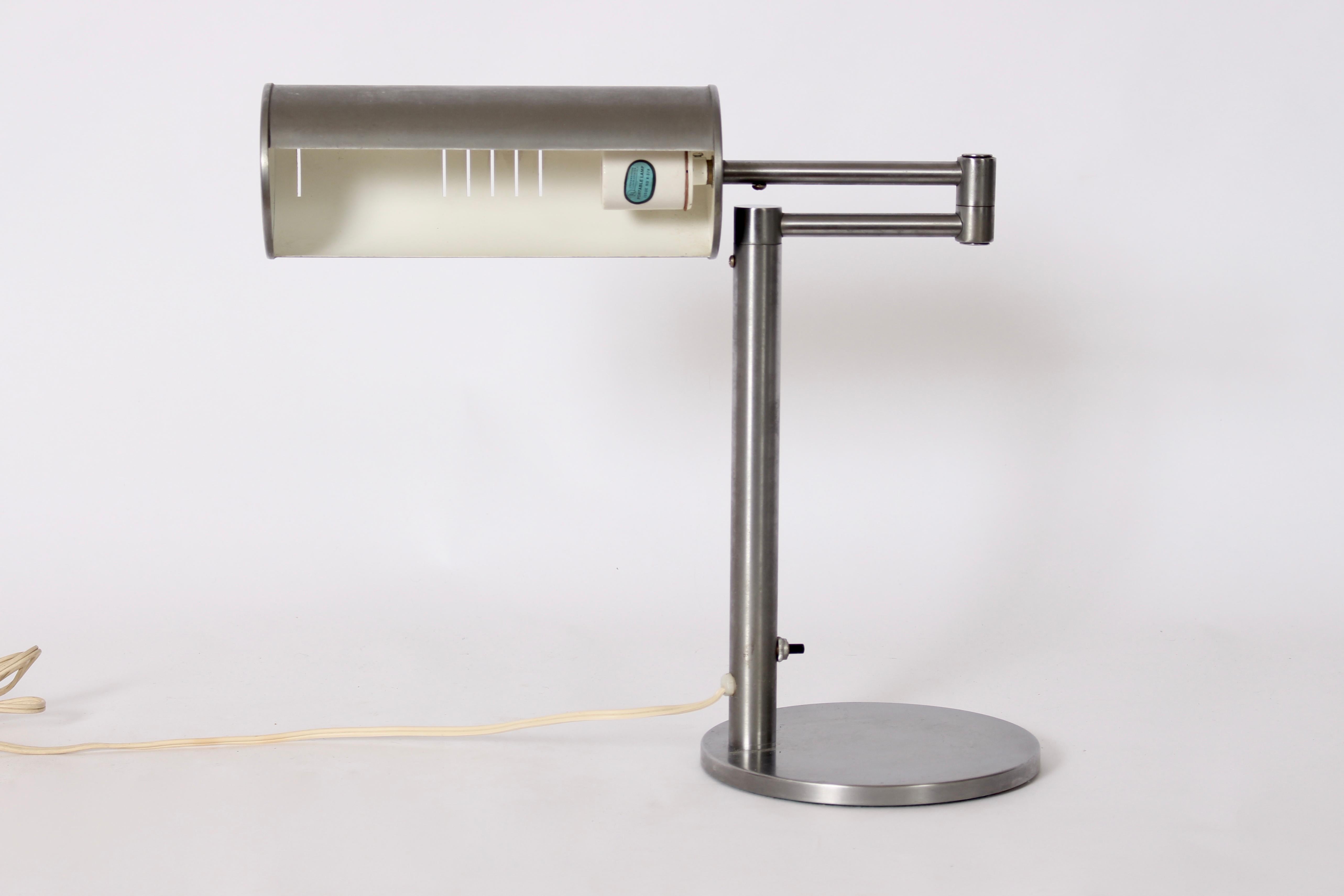 Ère de la machine Nessen Studios lampe de bureau à bras pivotant en acier brossé avec abat-jour cylindrique, années 1960 en vente