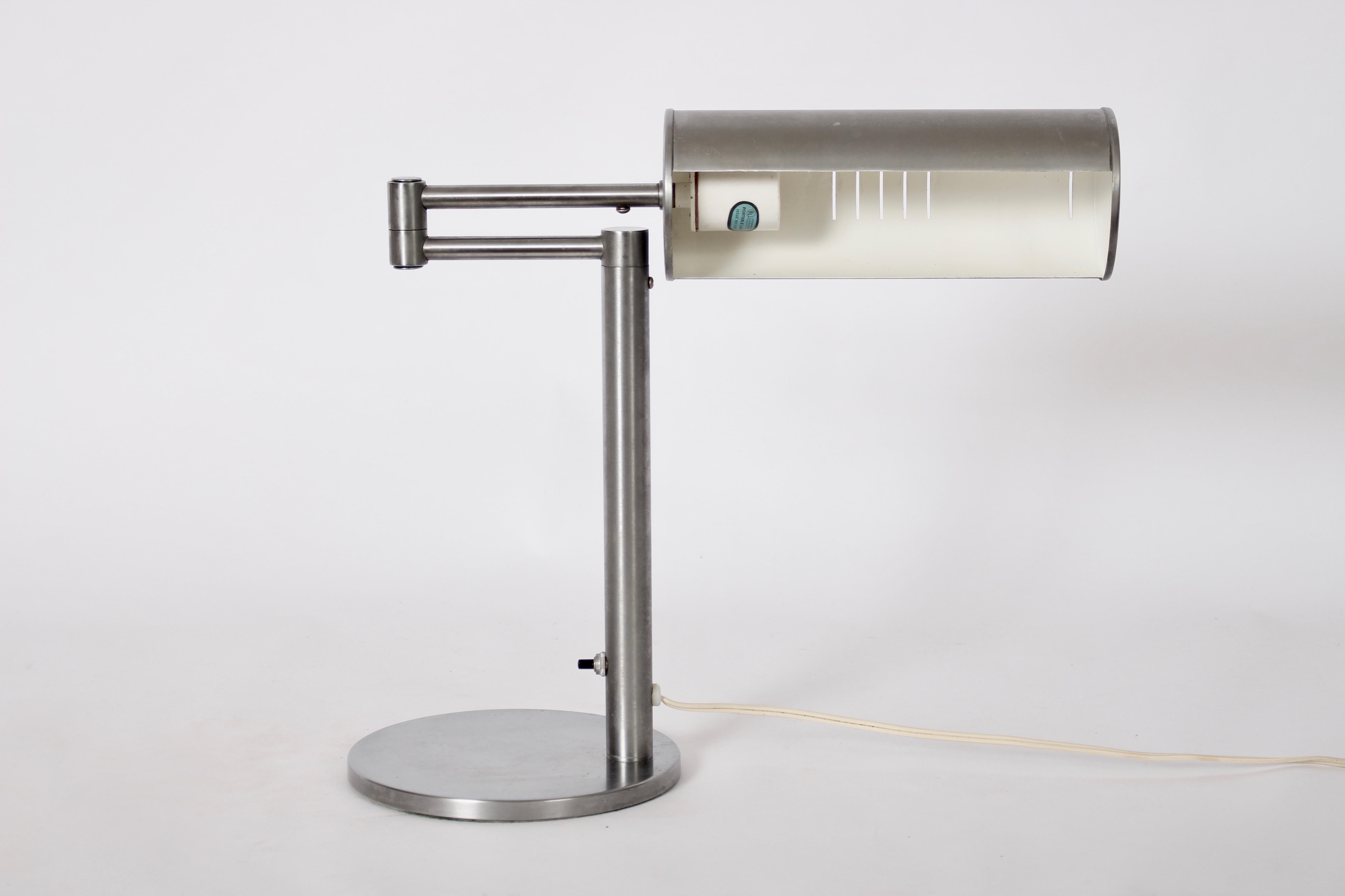 Américain Nessen Studios lampe de bureau à bras pivotant en acier brossé avec abat-jour cylindrique, années 1960 en vente