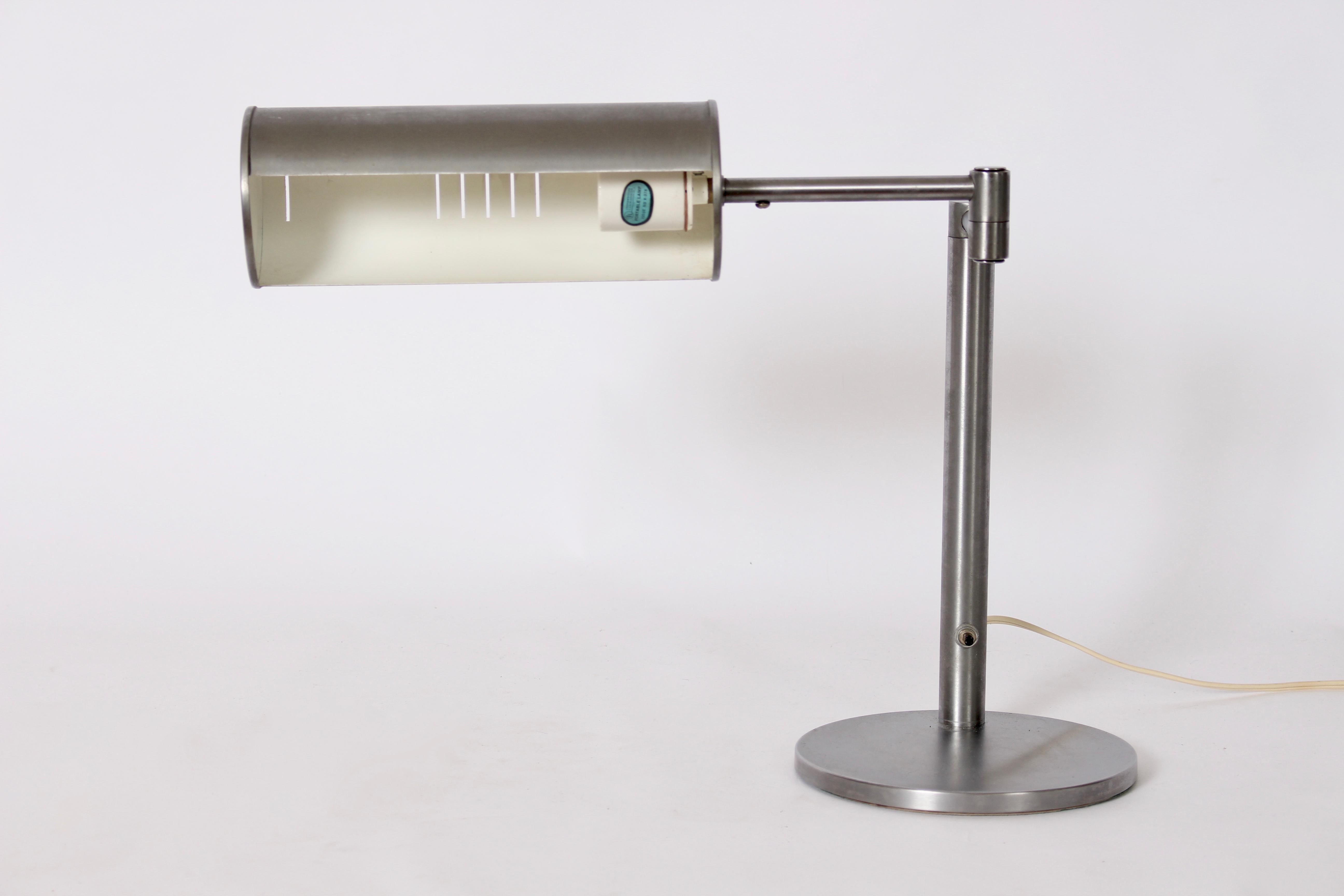 Brossé Nessen Studios lampe de bureau à bras pivotant en acier brossé avec abat-jour cylindrique, années 1960 en vente
