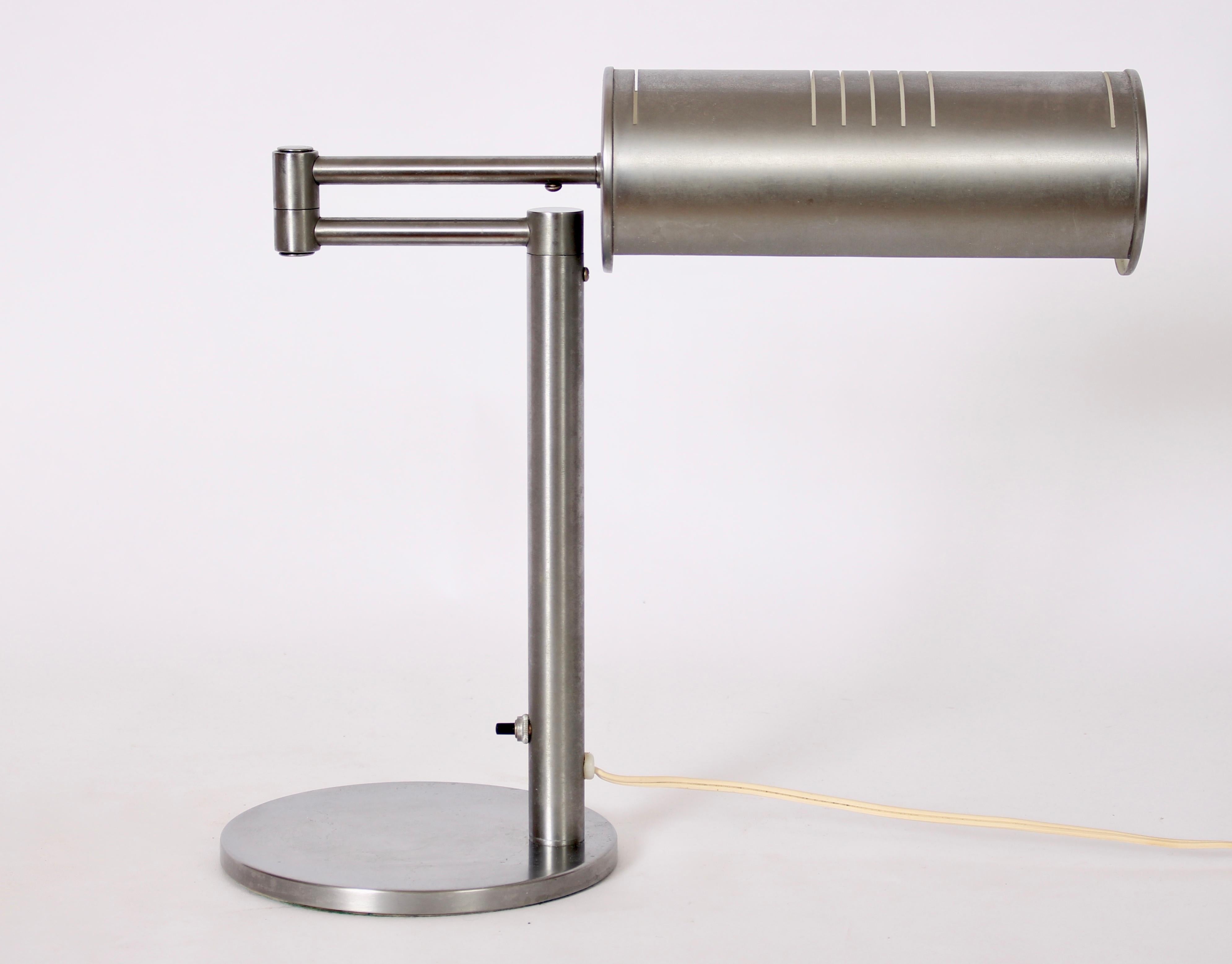 Acciaio Lampada da scrivania a braccio oscillante in acciaio spazzolato di Nessen Studios con paralume a cilindro, anni '60 in vendita