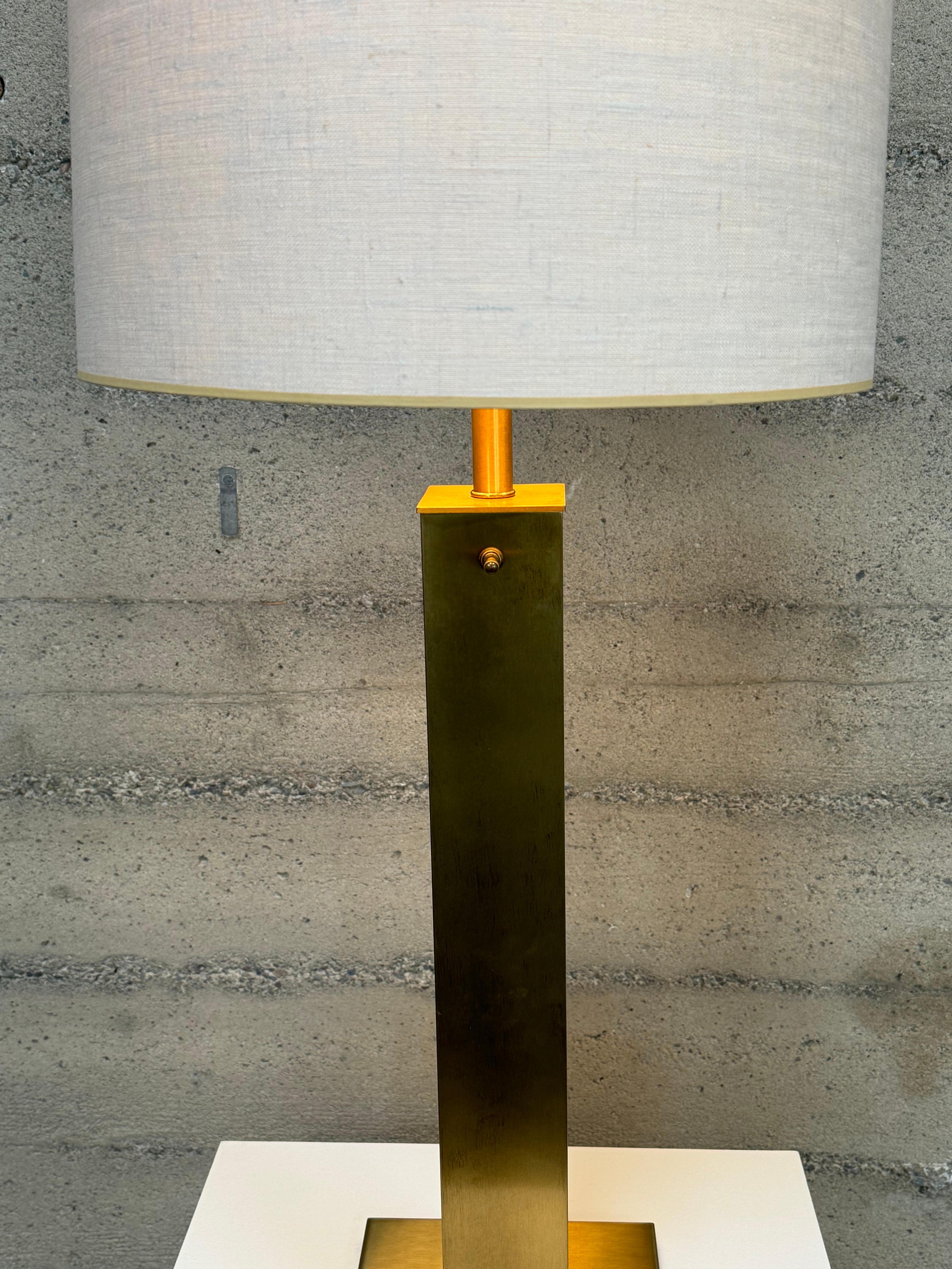 Américain Grande lampe de bureau en laiton de Greta Von Nessen Studios en vente