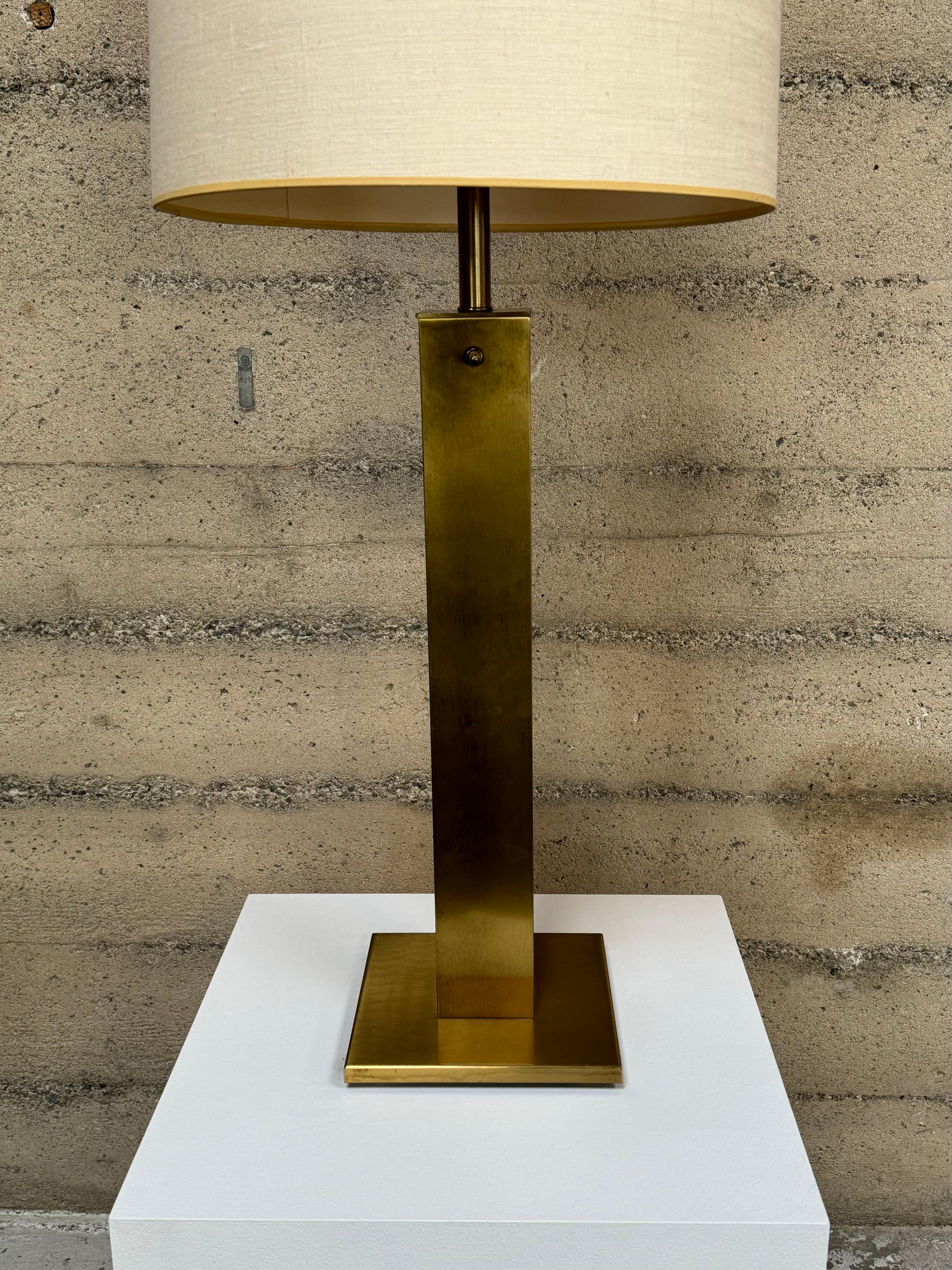Milieu du XXe siècle Grande lampe de bureau en laiton de Greta Von Nessen Studios en vente