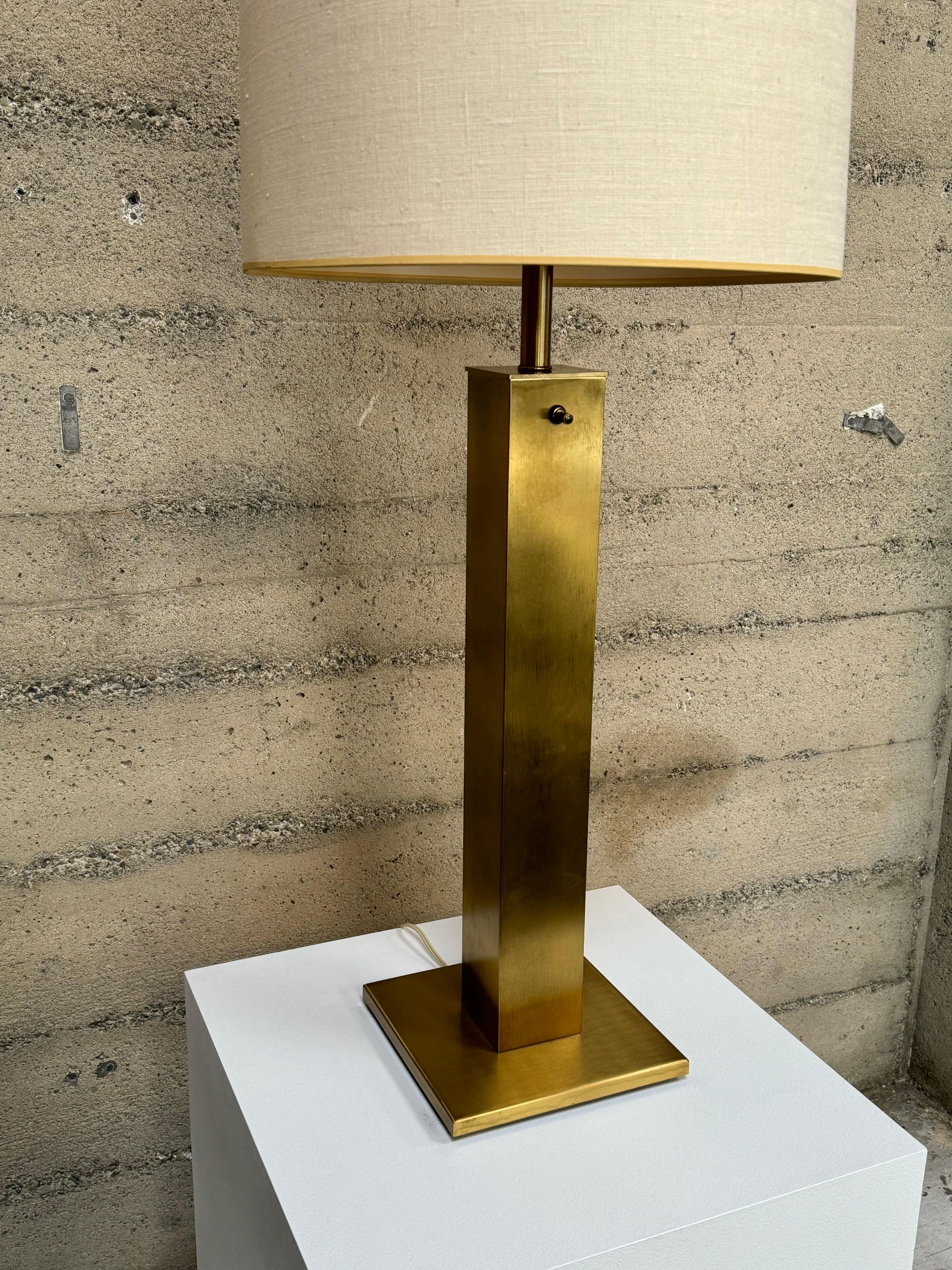 Laiton Grande lampe de bureau en laiton de Greta Von Nessen Studios en vente