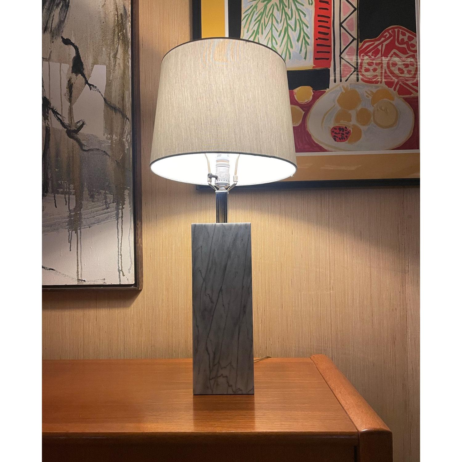 Américain Lampe de table de style Nessen en marbre gris avec col chromé et abat-jour argenté en vente