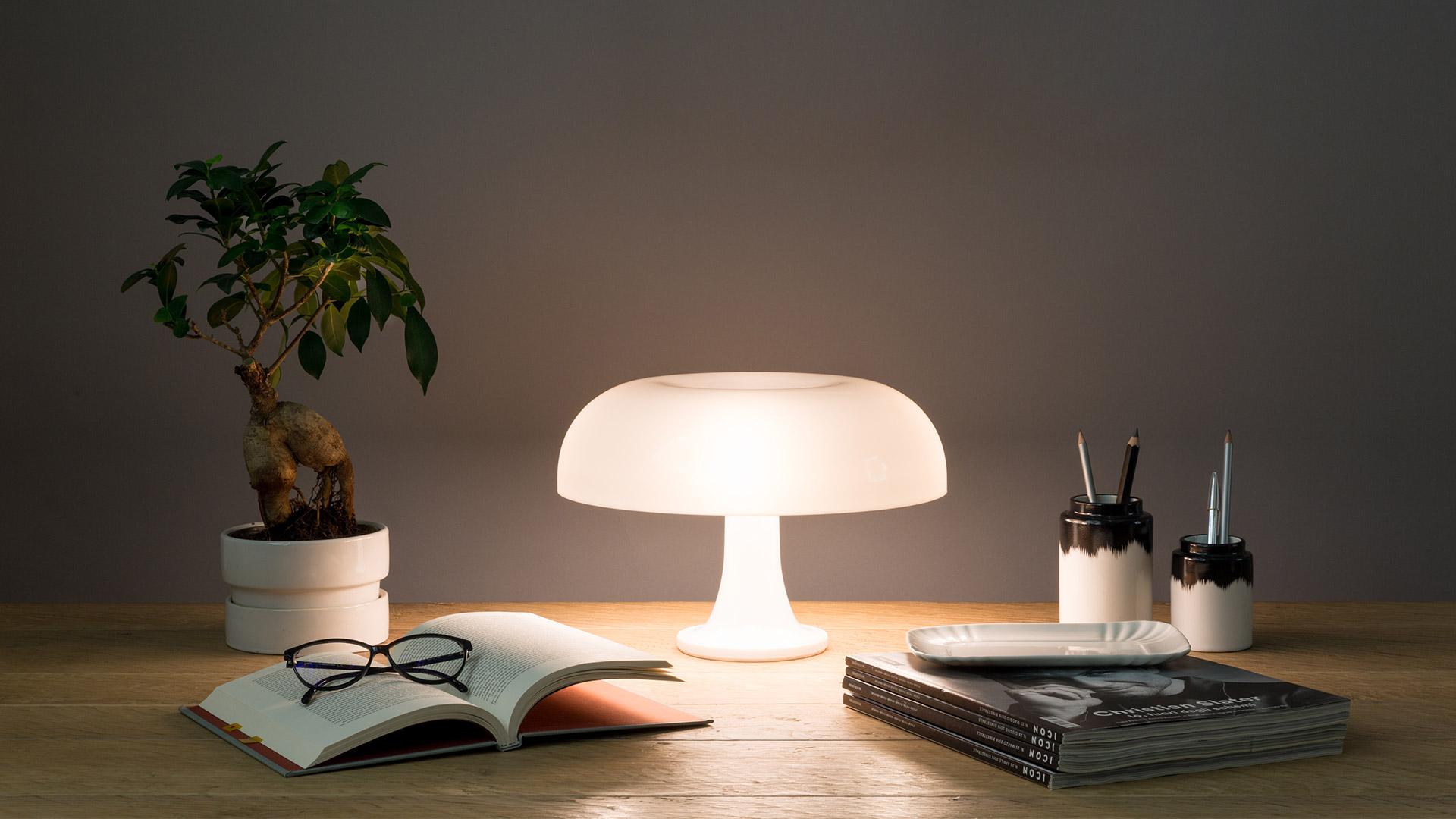 Lampe de table 'Nessino' de Giancarlo Mattioli en blanc pour Artemide.

Cette lampe est devenue une icône du design, avec sa forme de champignon et ses teintes orange ou blanches vives. Lancé en 1967, le Nessino était une merveille de moulage par