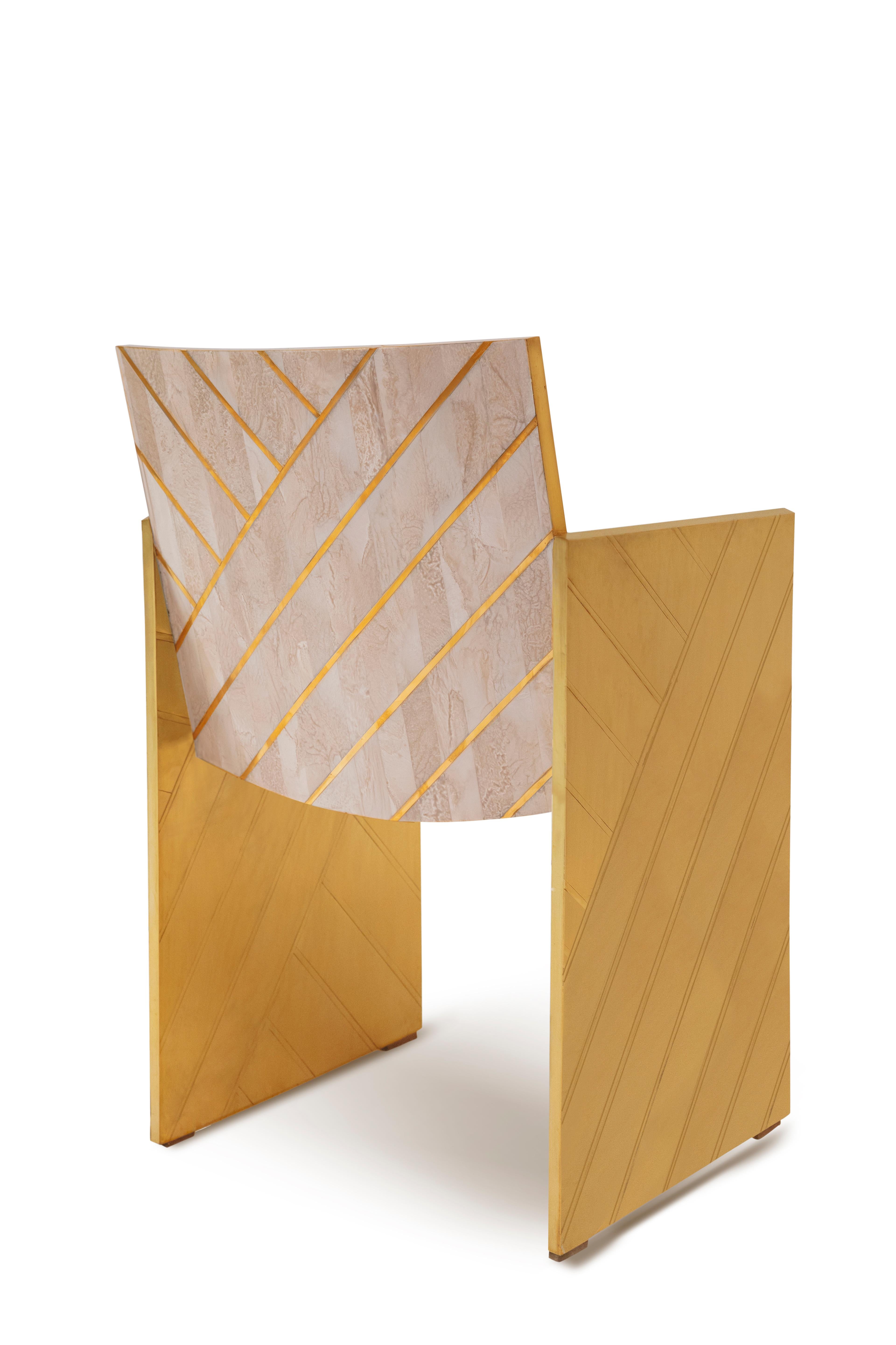 Nesso Beige and Pink Dining Chair with Brass Inlay von Matteo Cibic ist ein schöner Stuhl aus perlmuttfarbenem Harz mit geometrischer Messingintarsie. Er kann wunderbar mit dem Nesso Esstisch kombiniert werden. Er ist in drei Farben erhältlich -