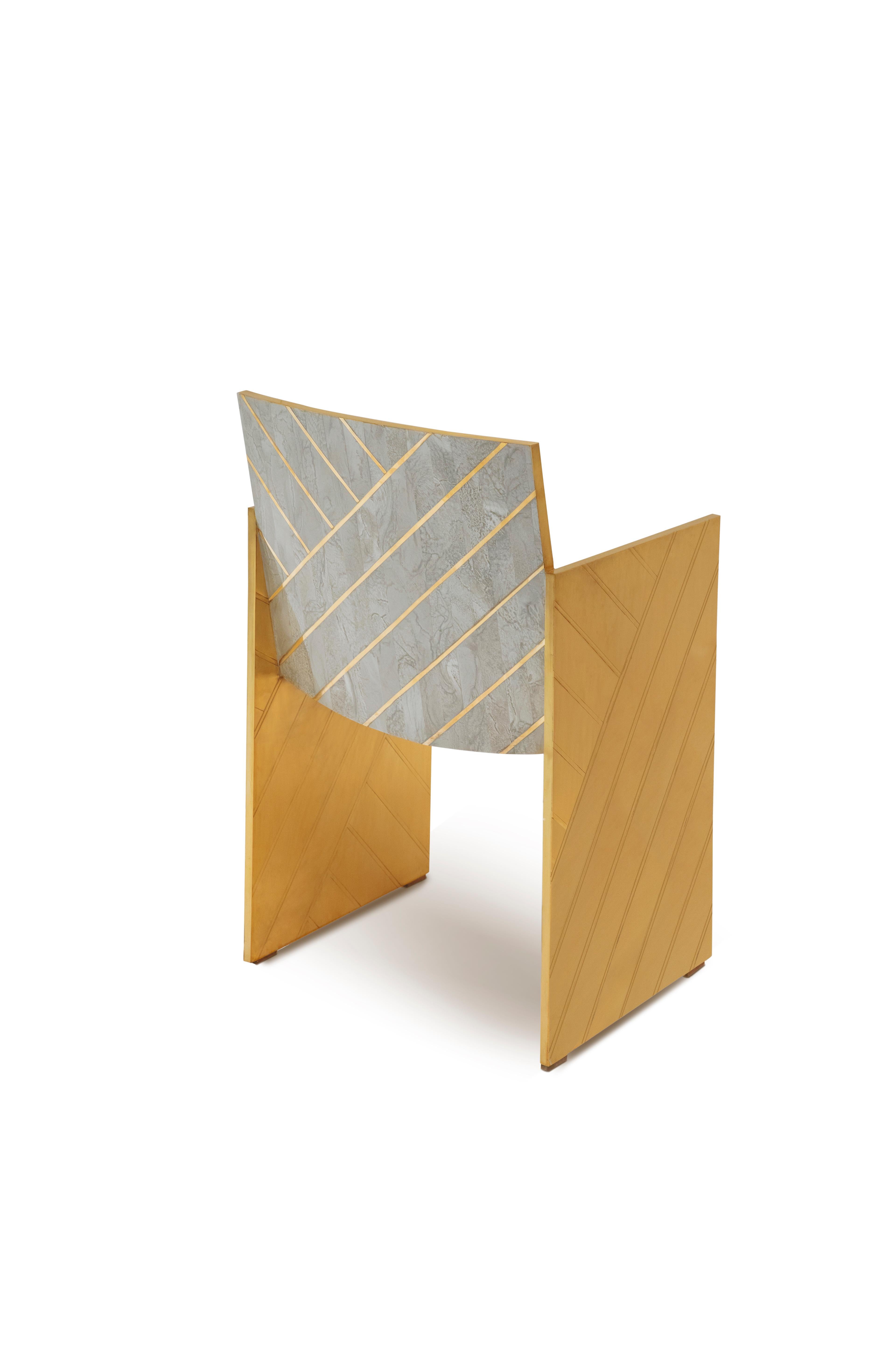 Nesso Gray Dining Chair with Brass Inlay von Matteo Cibic ist ein wunderschöner Stuhl aus perlmuttfarbenem Harz mit geometrischer Messingintarsie. Er lässt sich hervorragend mit dem Esstisch Nesso kombinieren. Er ist in drei Farben erhältlich: